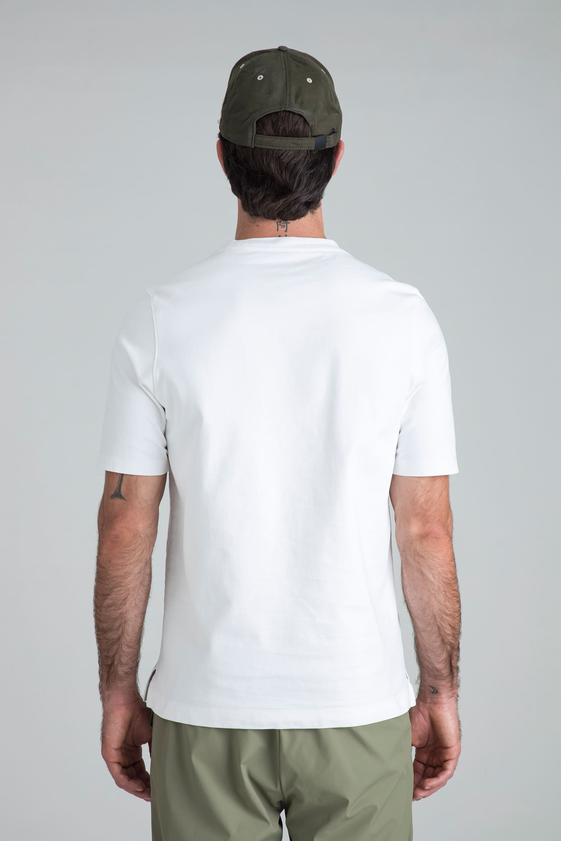 Camiseta blanca para hombre semi fitted vista trasera.
