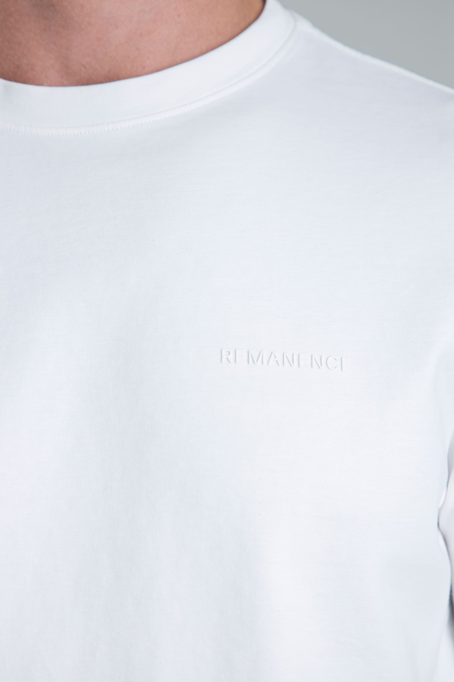 Camiseta blanca para hombre semifitted detalle de logo en pecho