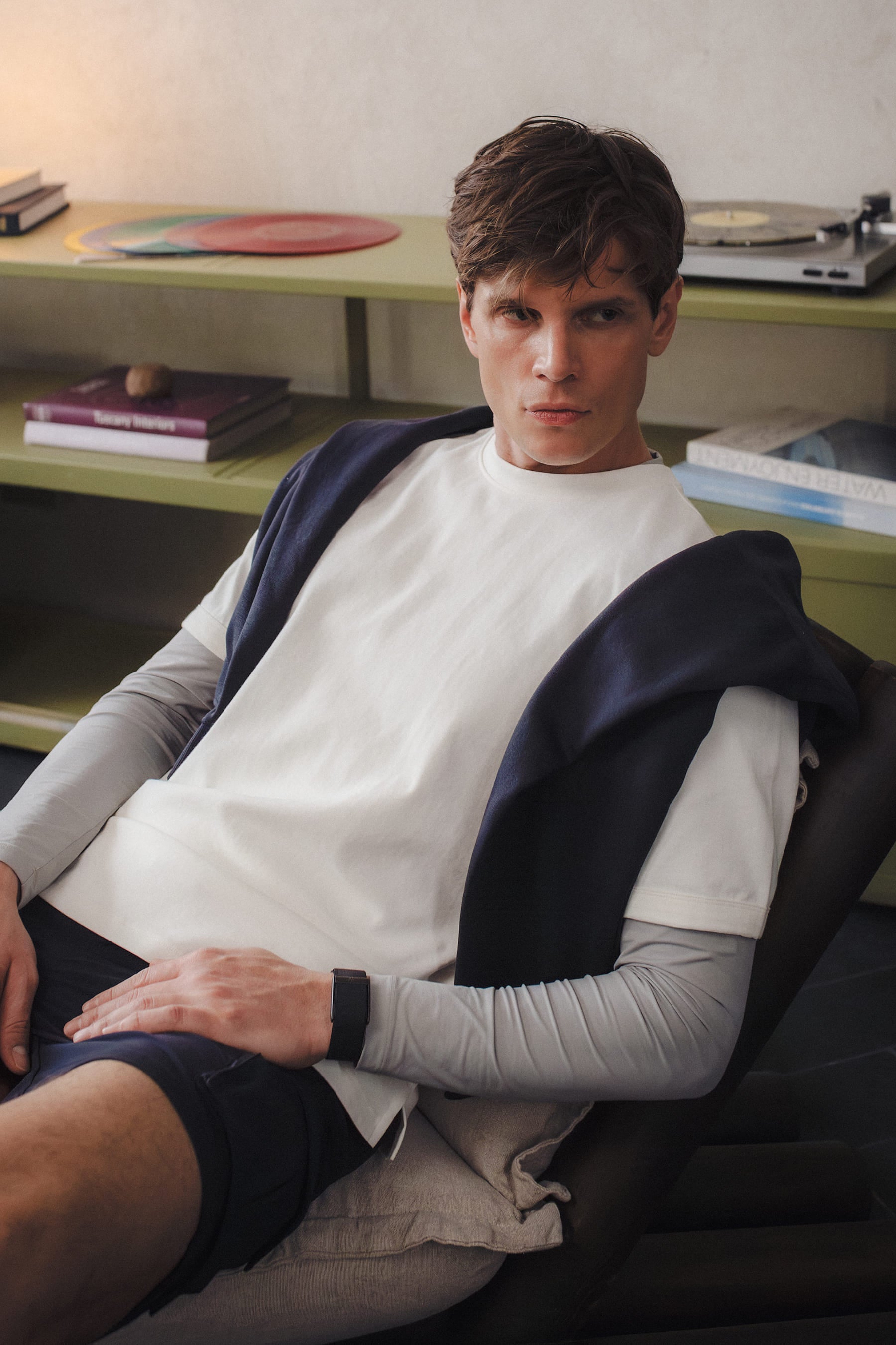 Camiseta blanca para hombre semifitted en modelo lifestyle