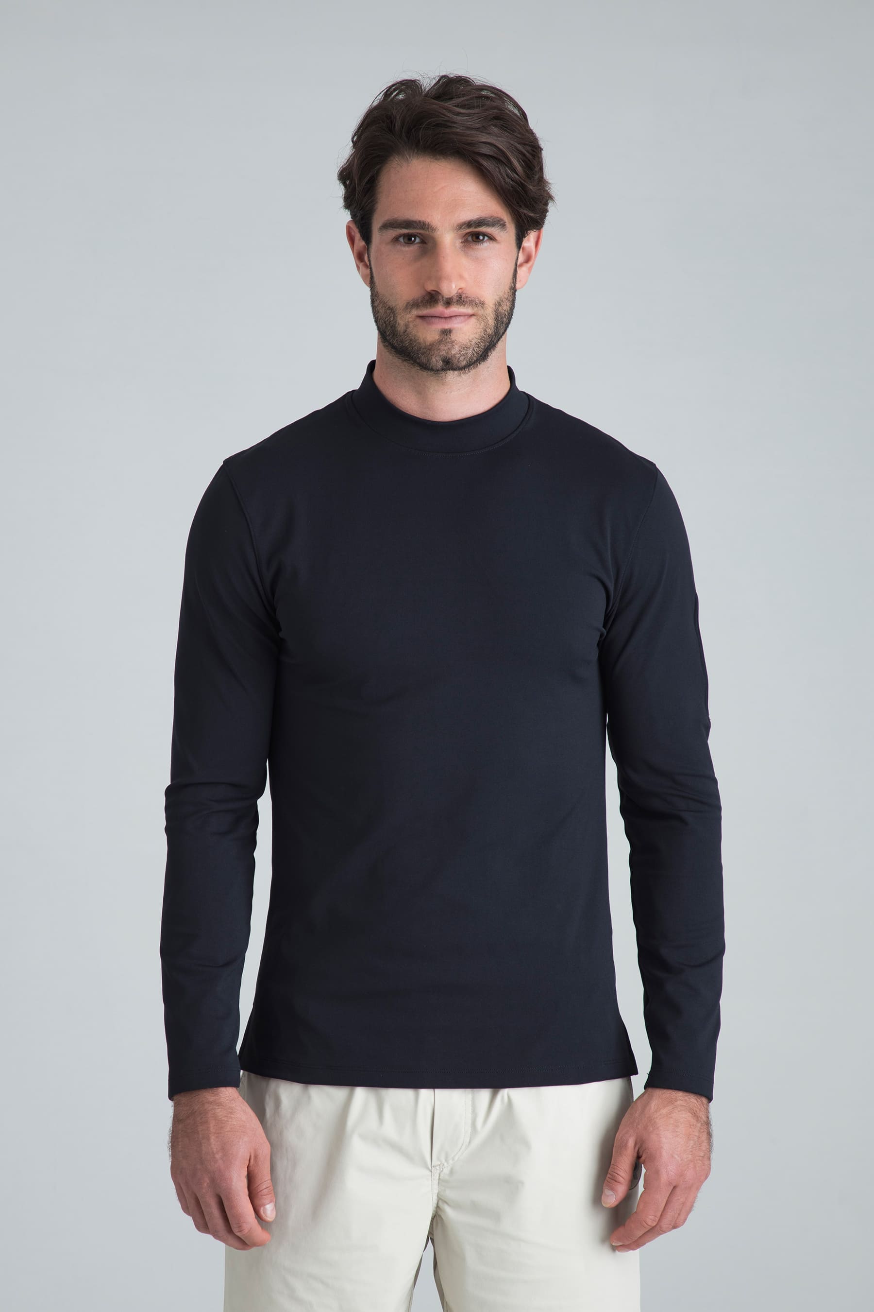Camiseta negra para hombre Gauss cuello alto en modelo