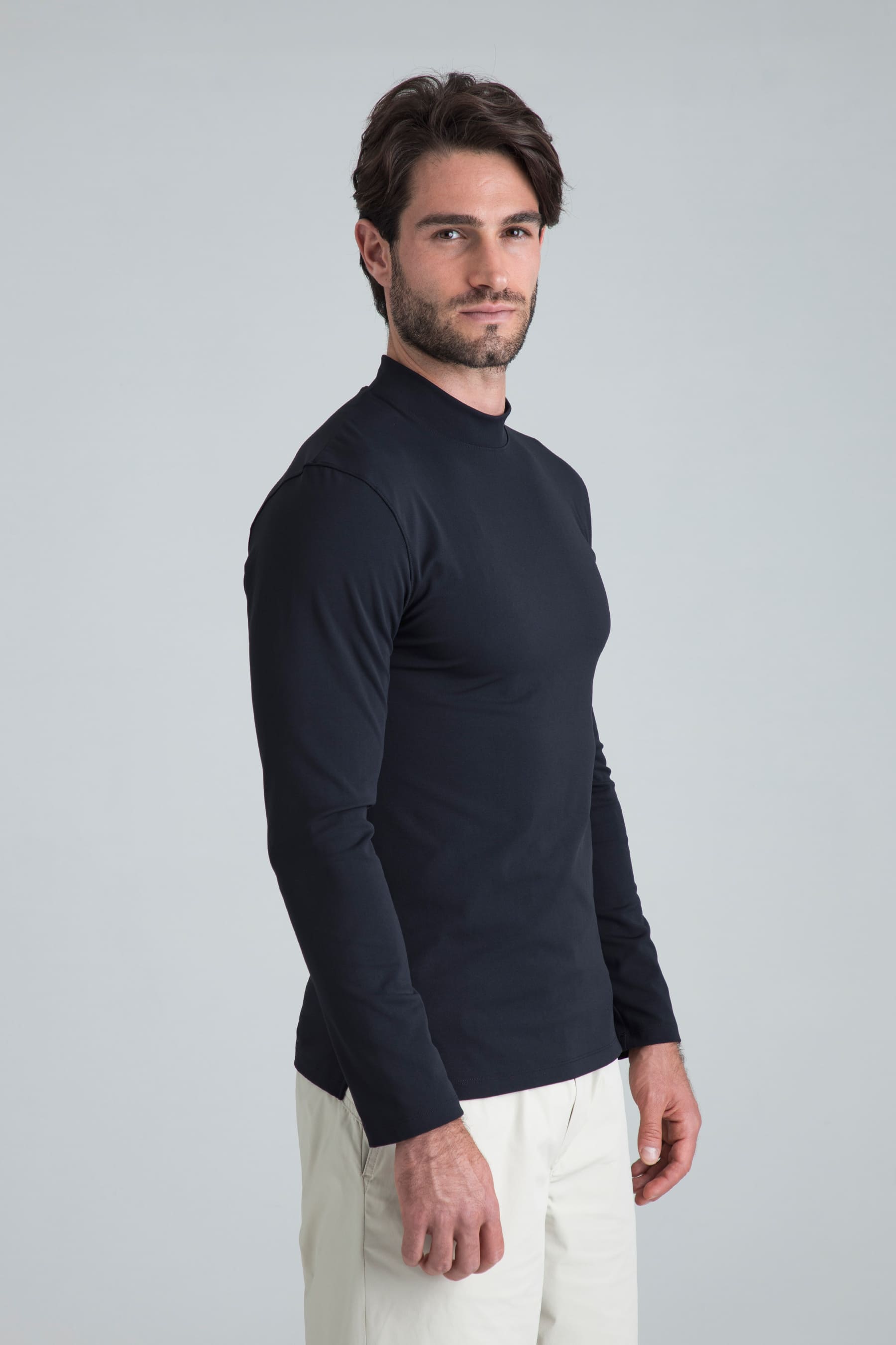 Camiseta negra para hombre Gauss cuello alto vista lateral