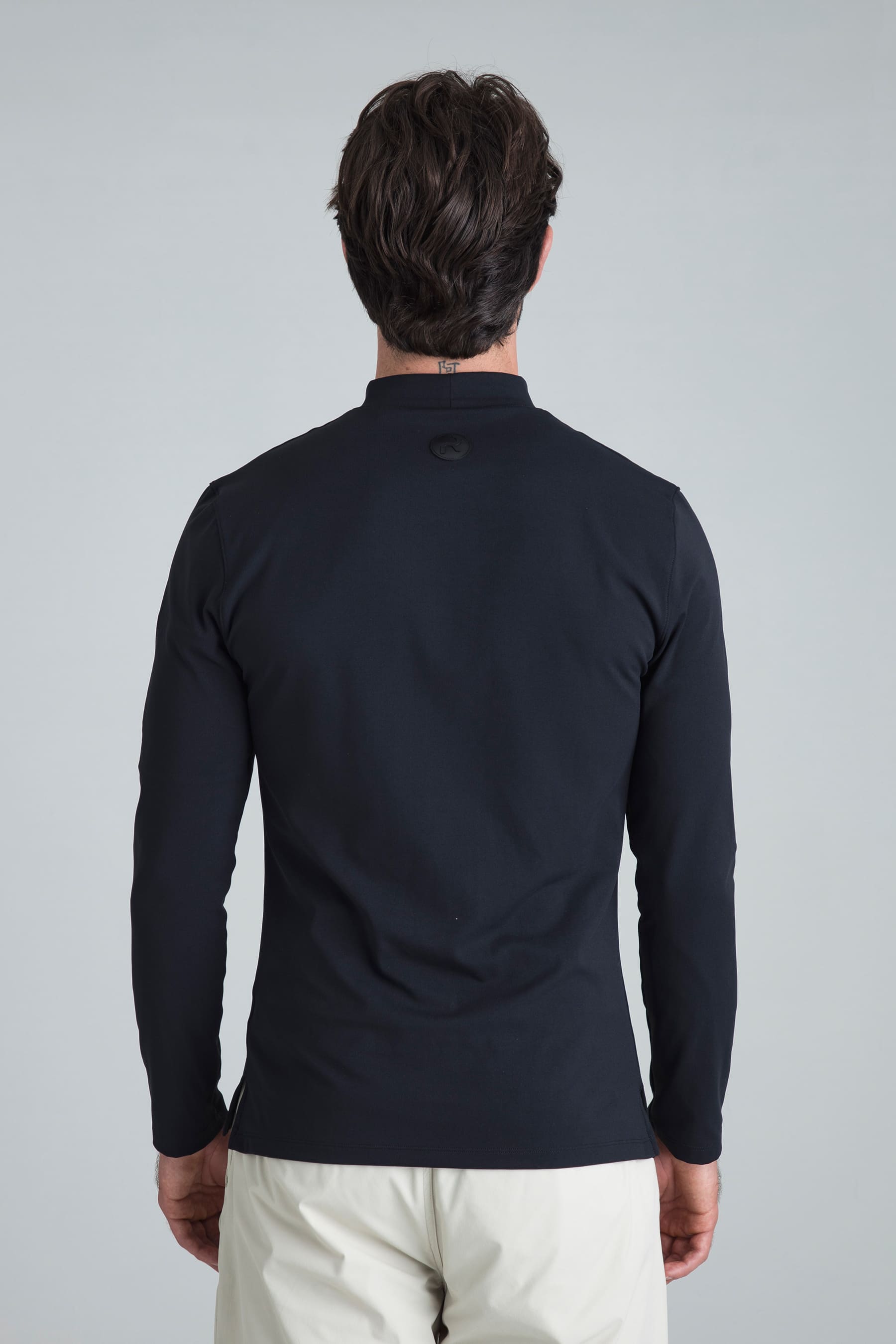 Camiseta negra para hombre Gauss cuello alto vista posterior