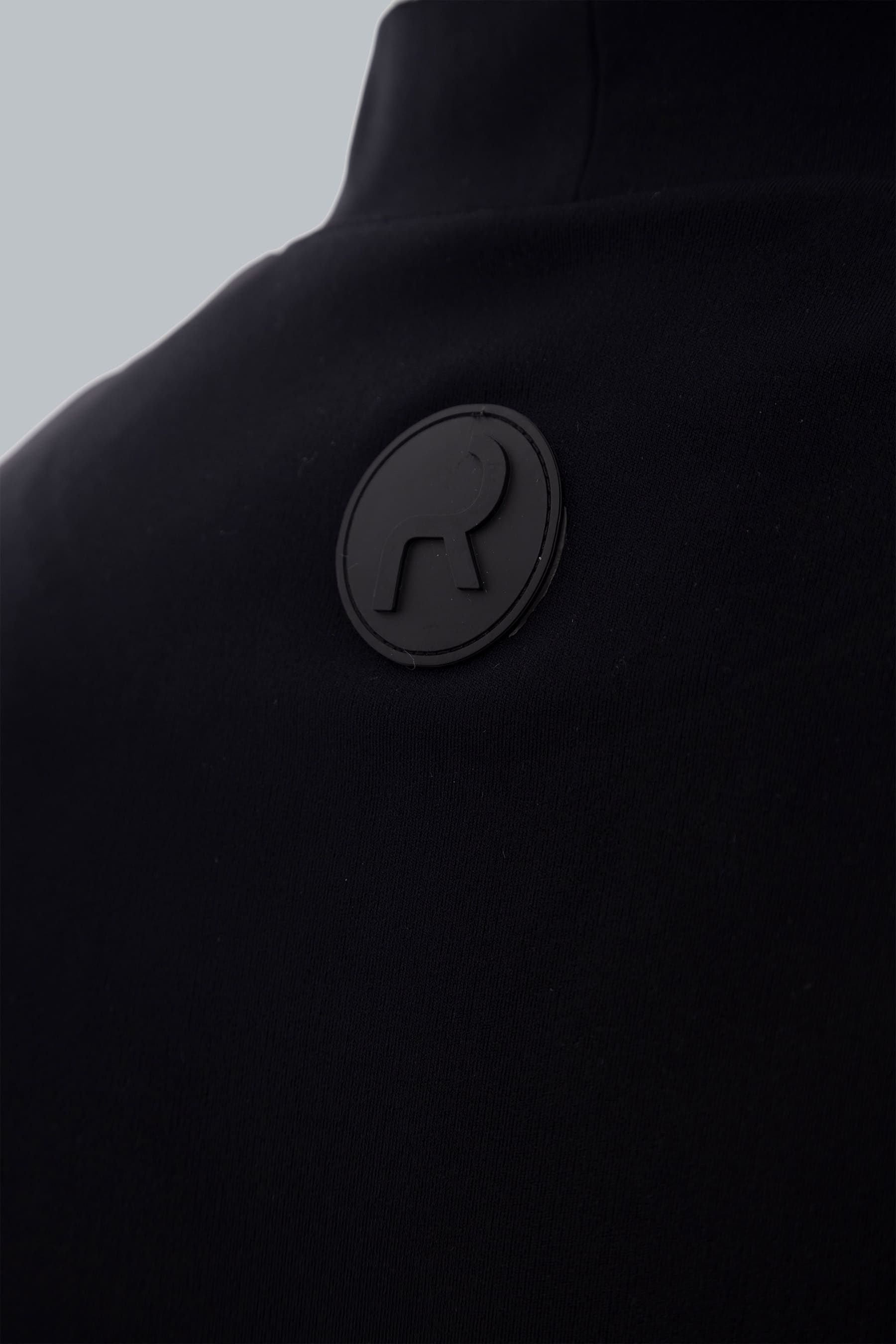 Camiseta negra para hombre cuello alto detalle de logo posterior