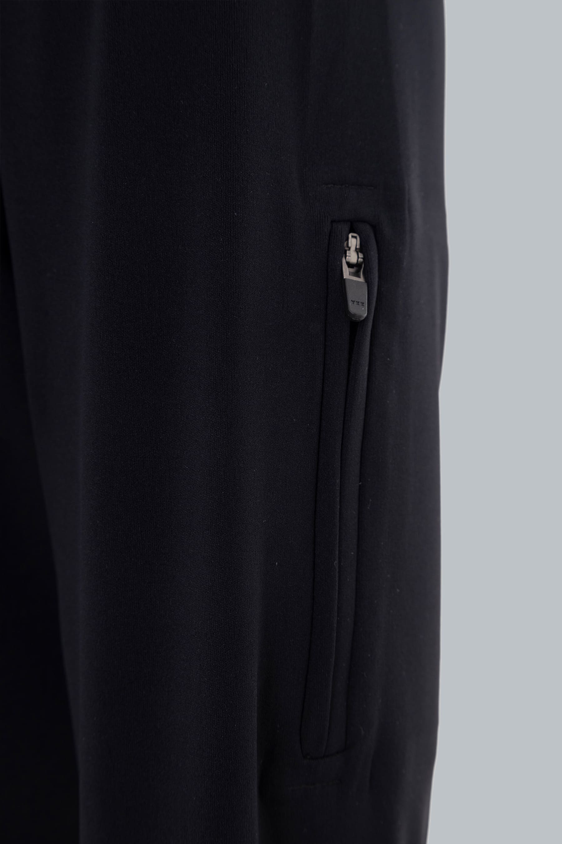Camiseta negra para hombre cuello alto detalle de bolsillo en manga