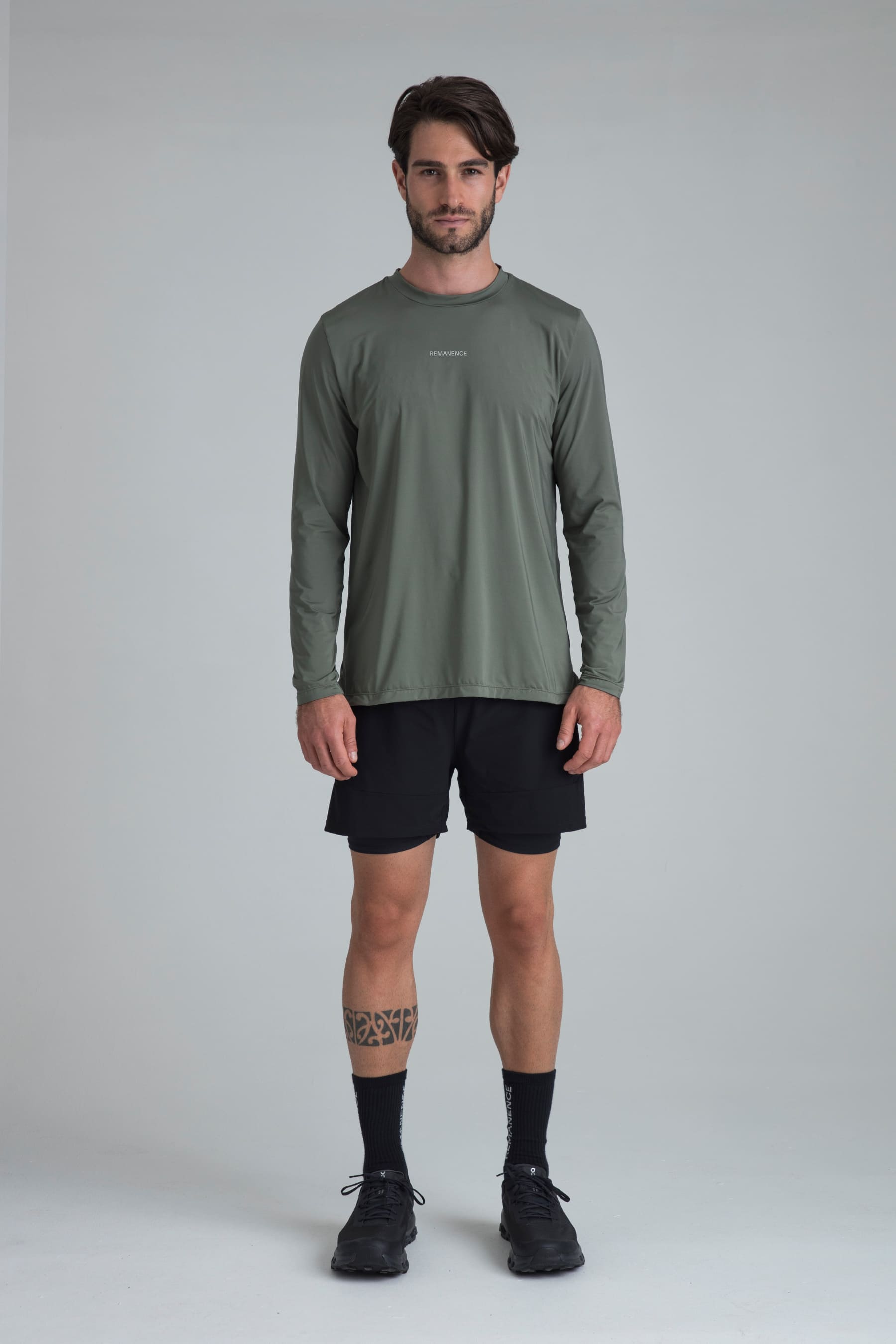 Camiseta verde oliva para hombre Remain manga larga look completo