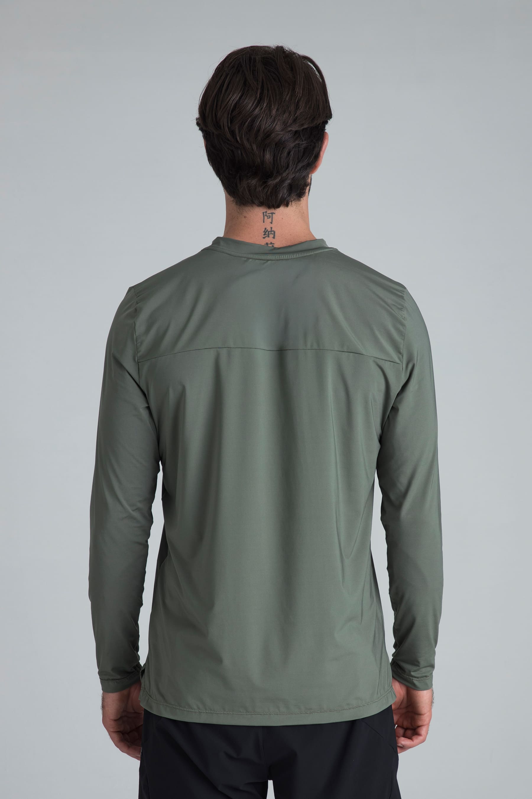 Camiseta verde oliva para hombre Remain manga larga vista posterior