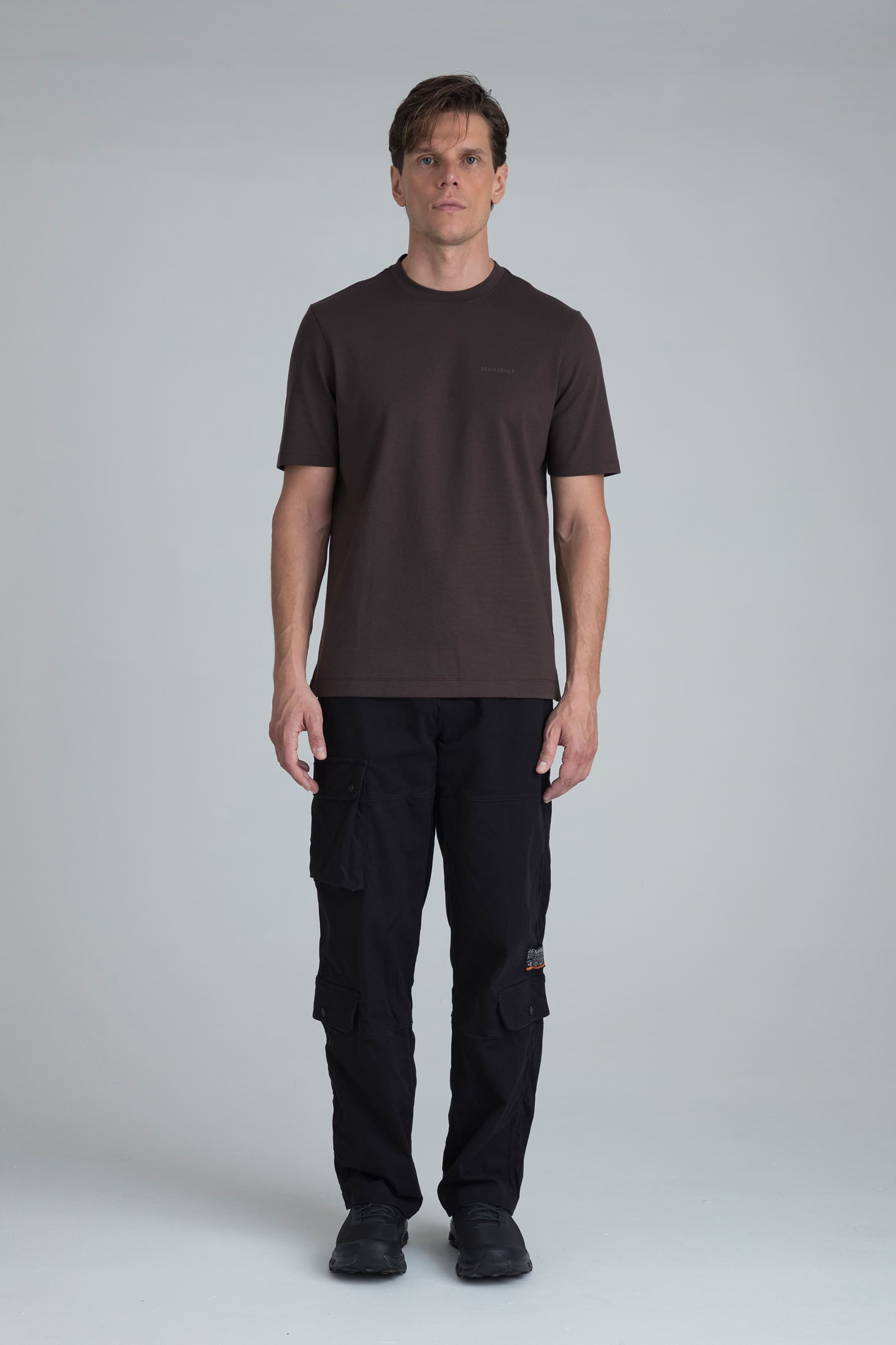 camiseta café para hombre Peak combinada con pantalón negro remanence
