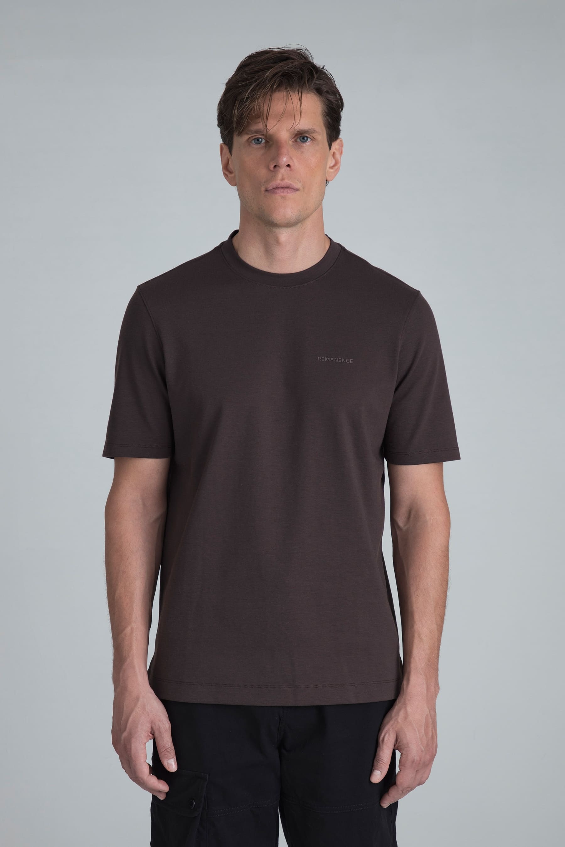 camiseta café Peak para hombre ajuste semifitted vista frontal
