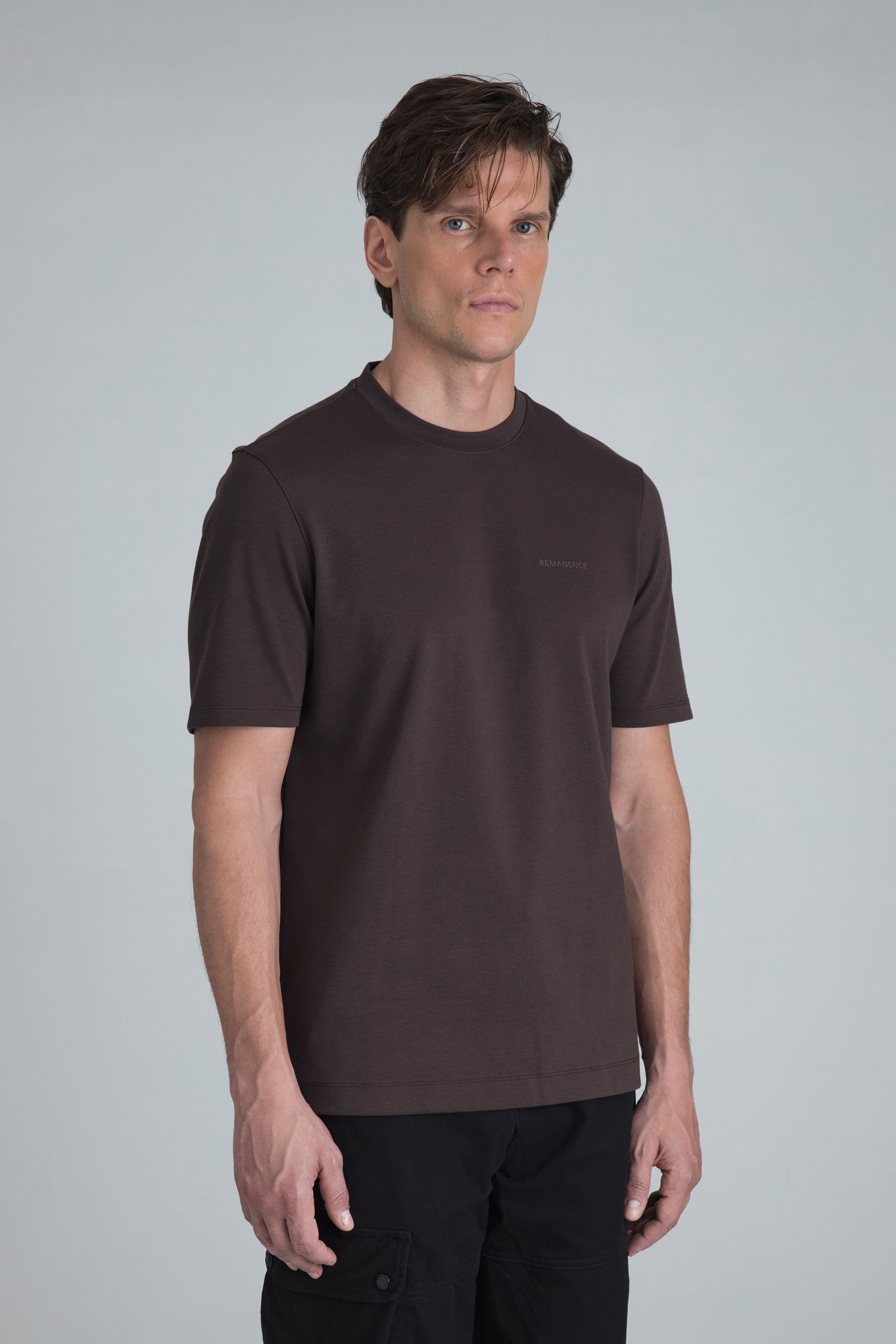 camiseta café para hombre Peak vista lateral