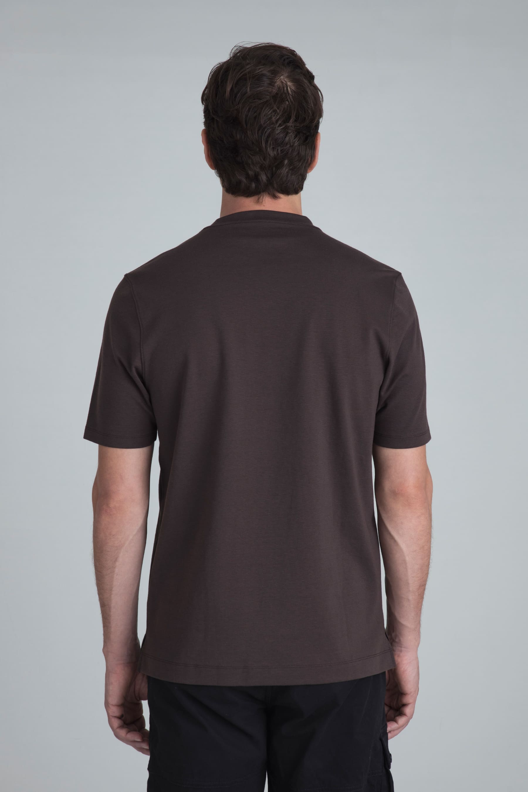 camiseta café para hombre Peak vista posterior en modelo