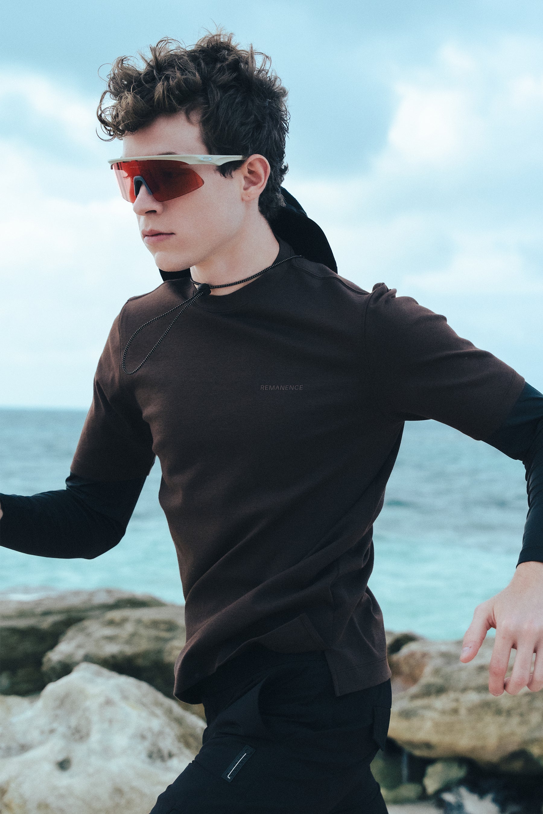 camiseta café para hombre Peak en uso outdoor estilo activo