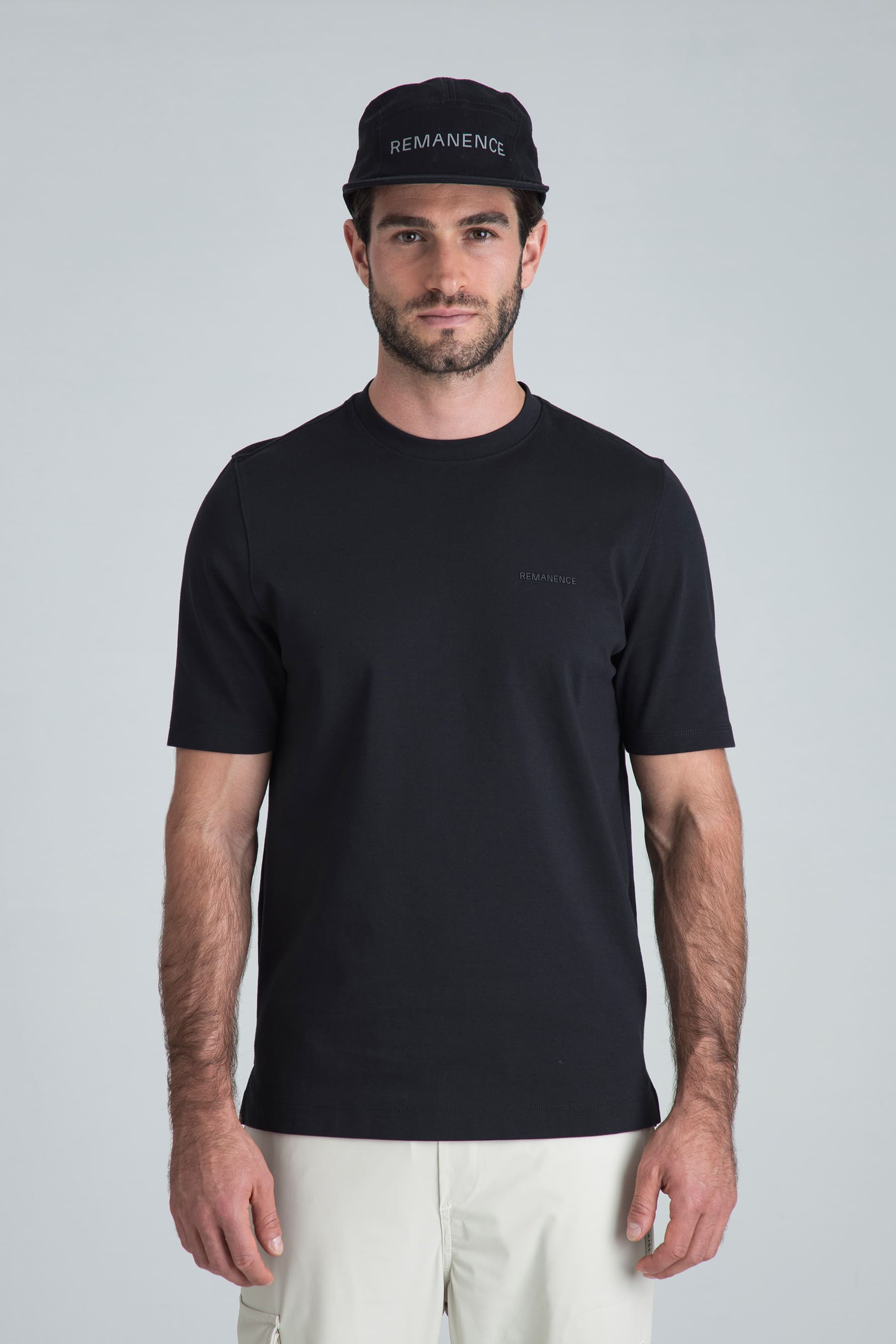 Camiseta negra para hombre semifitted en modelo