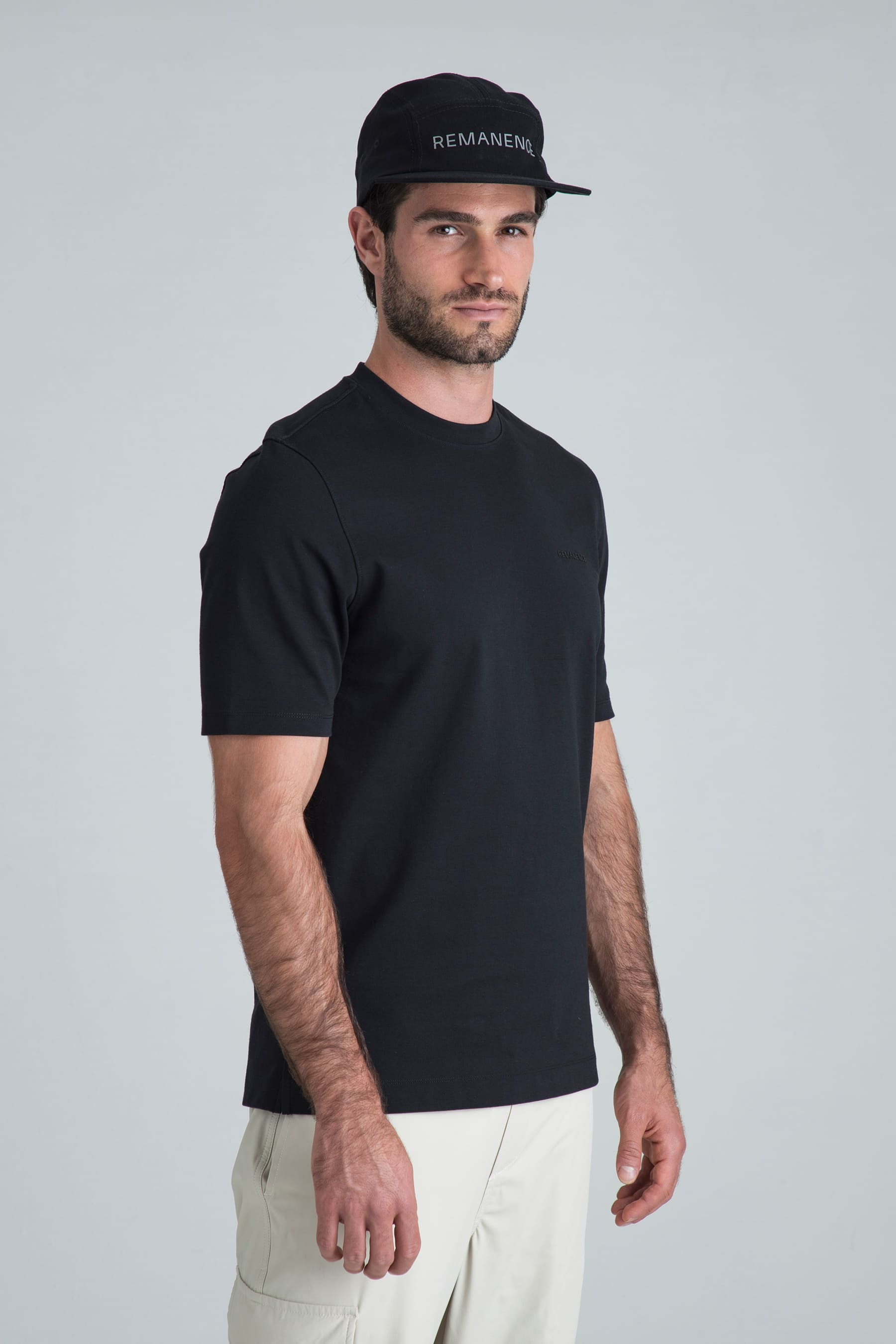 Camiseta negra para hombre semifitted vista lateral