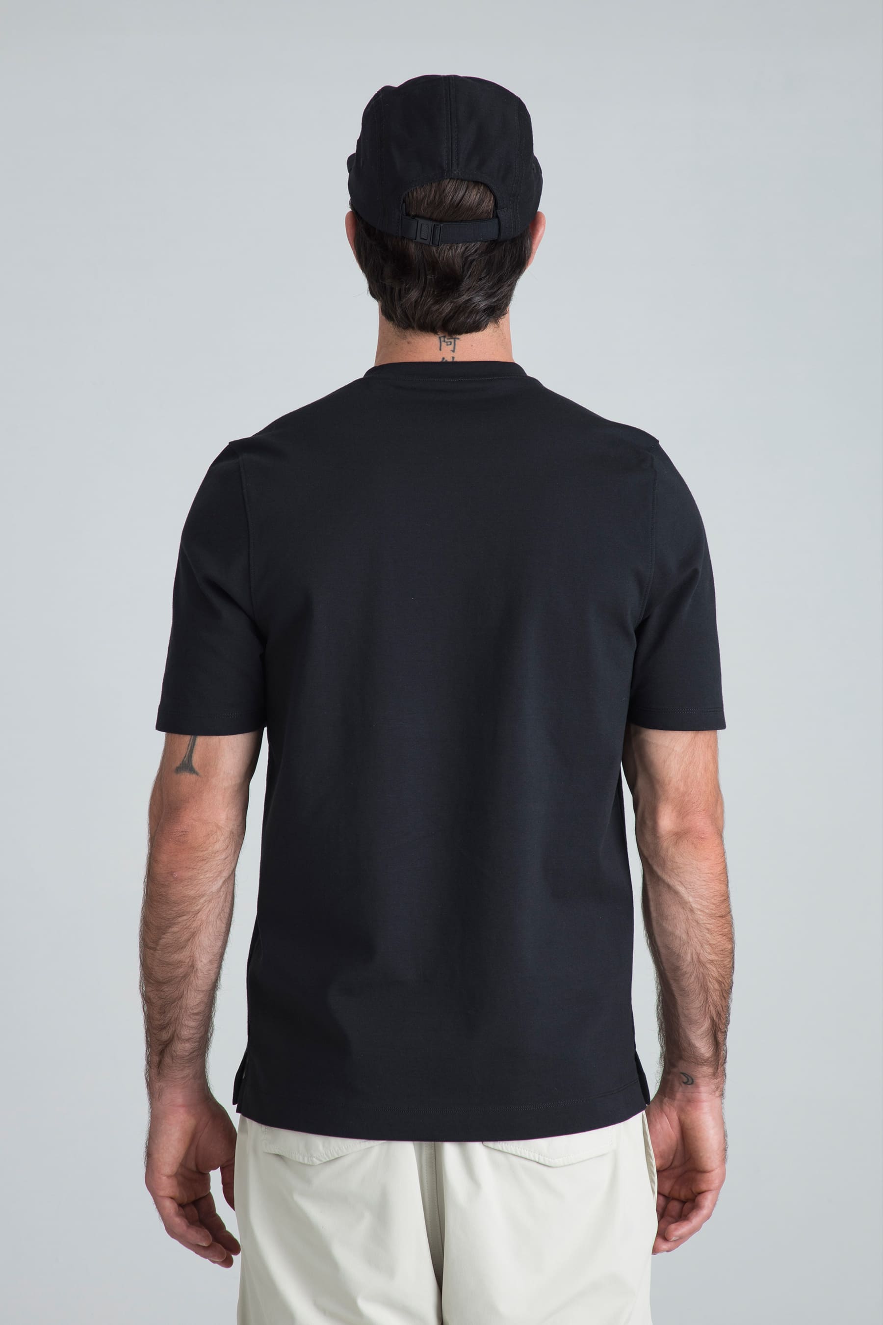 Camiseta negra para hombre semifitted vista posterior