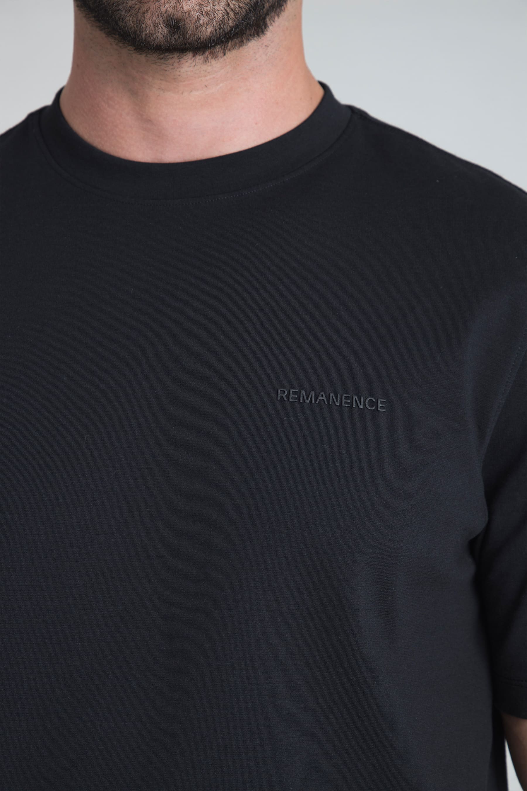 Camiseta negra para hombre semifitted detalle de logo en pecho