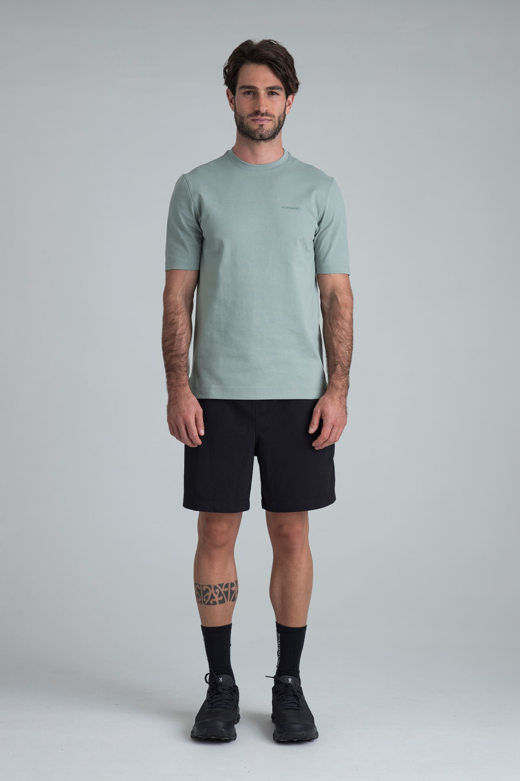 Camiseta verde grisáceo para hombre y shorts negros remanence