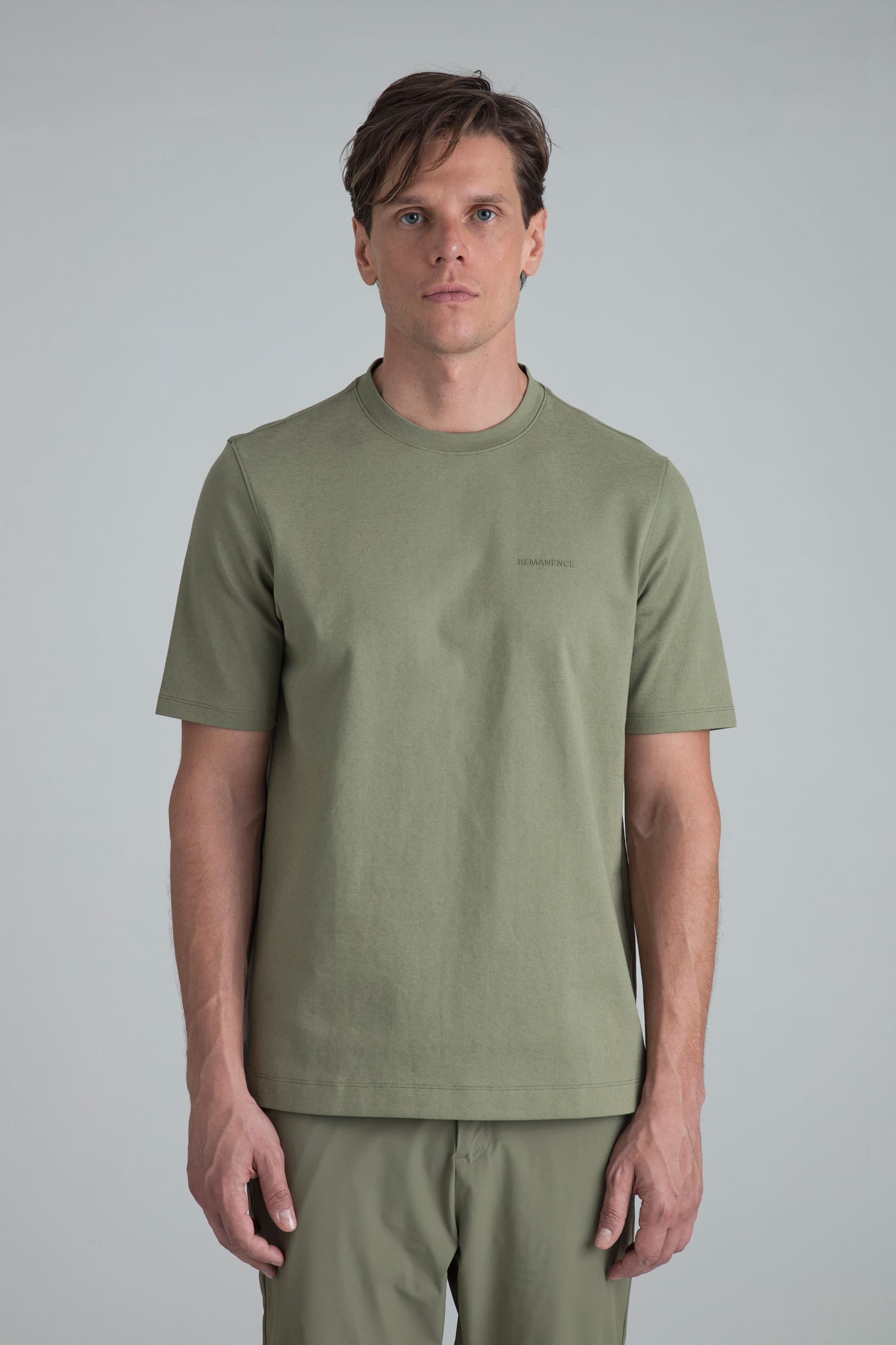 Camiseta verde oliva para hombre Peak semifitted frontal en modelo