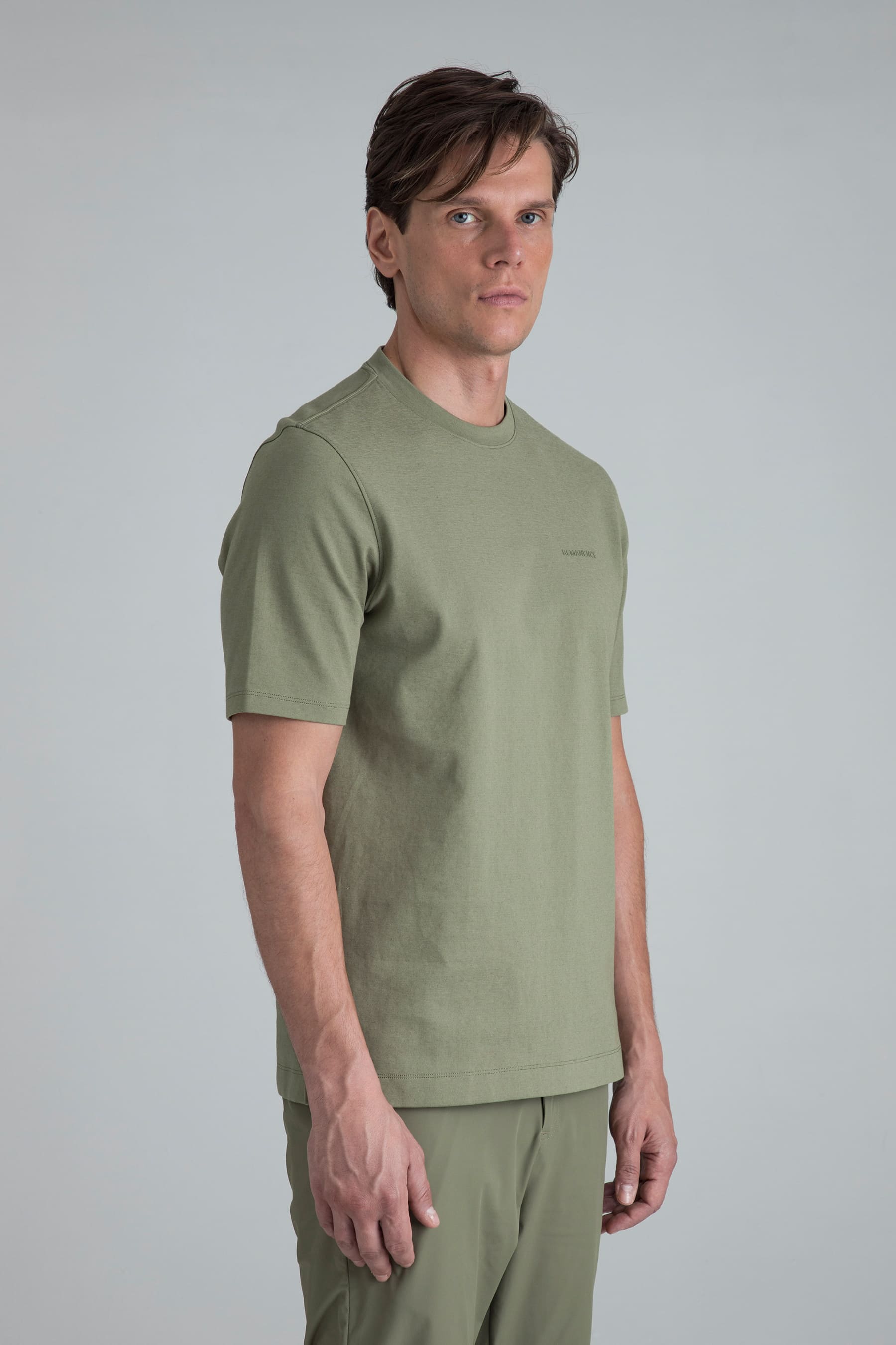 Camiseta verde oliva para hombre Peak vista lateral en modelo