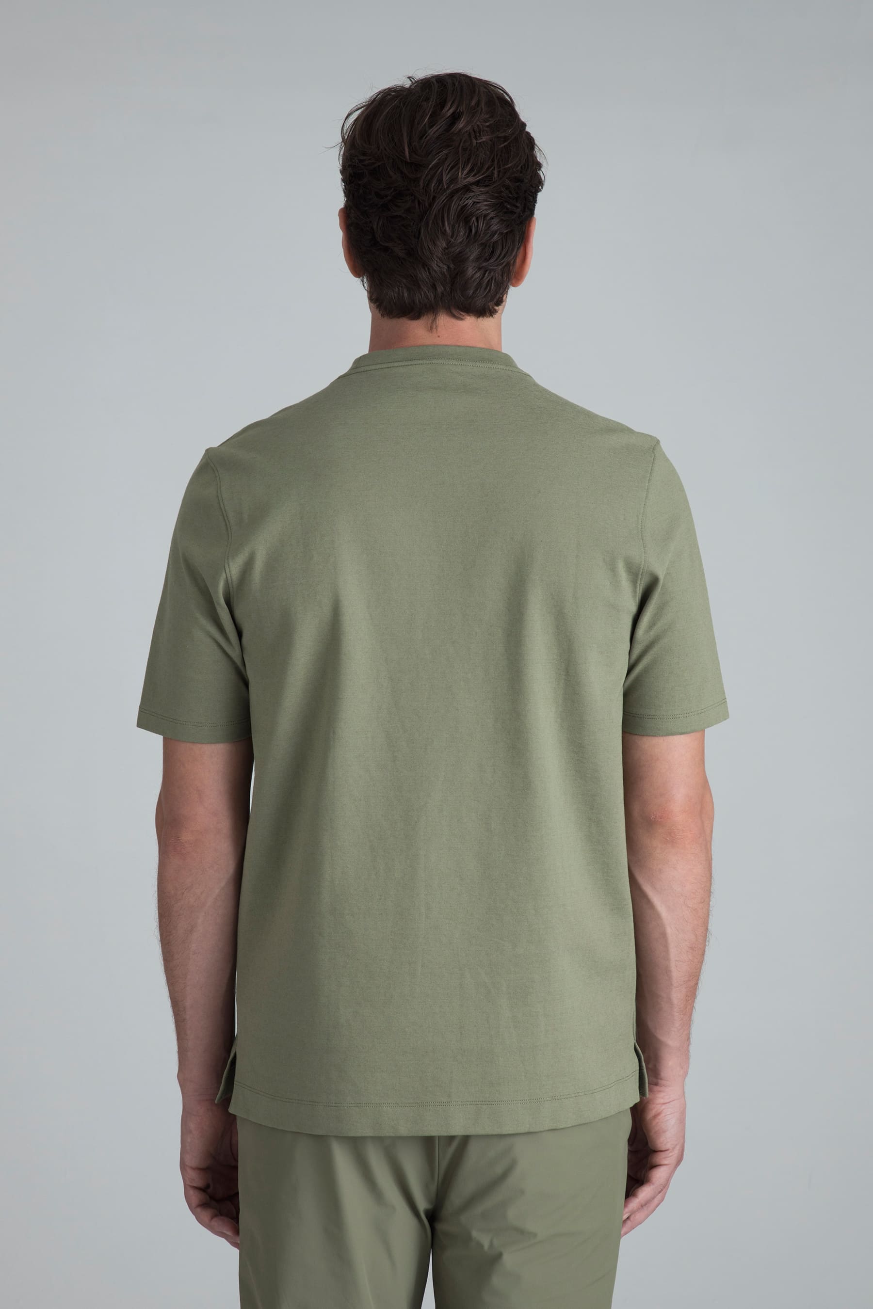 Camiseta verde oliva para hombre Peak vista posterior en modelo