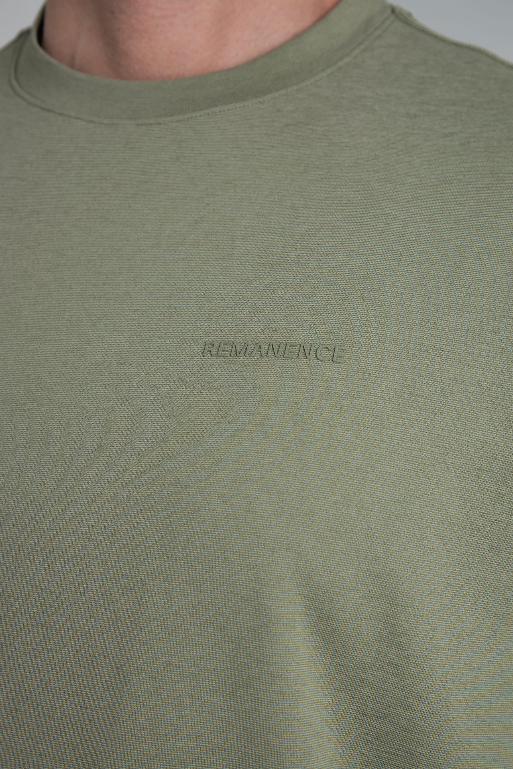 Camiseta verde oliva para hombre Peak detalle de logo tono a tono