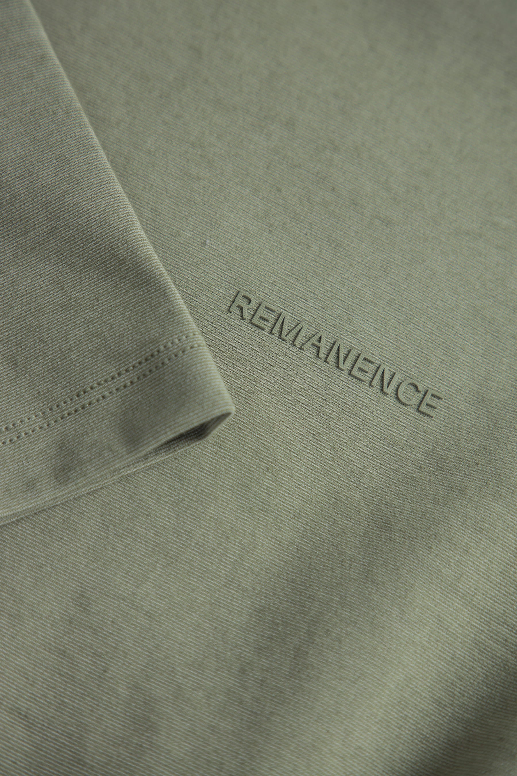 Camiseta verde oliva para hombre Peak detalle de costuras 