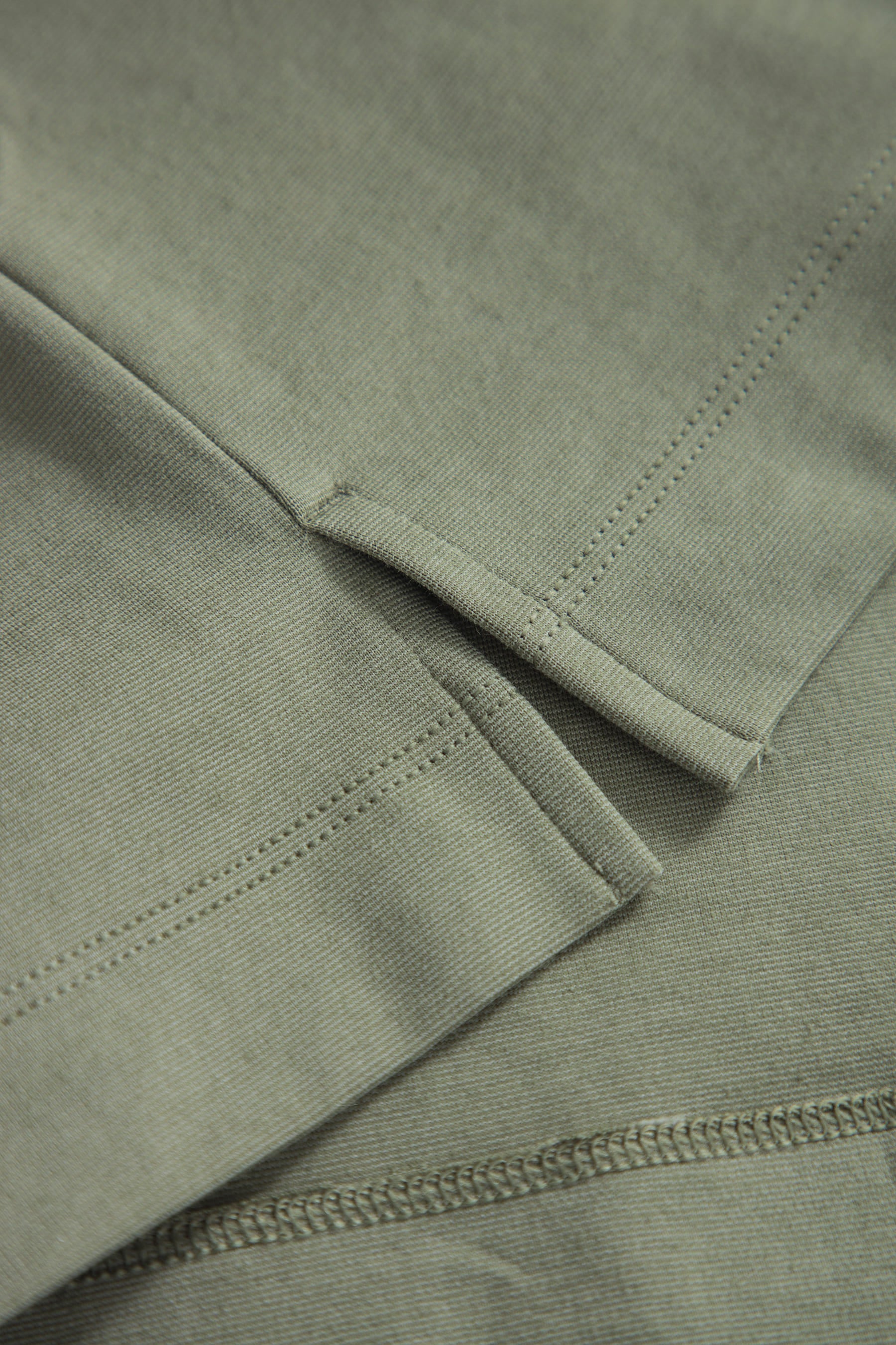 Camiseta verde oliva para hombre Peak detalle de abertura lateral