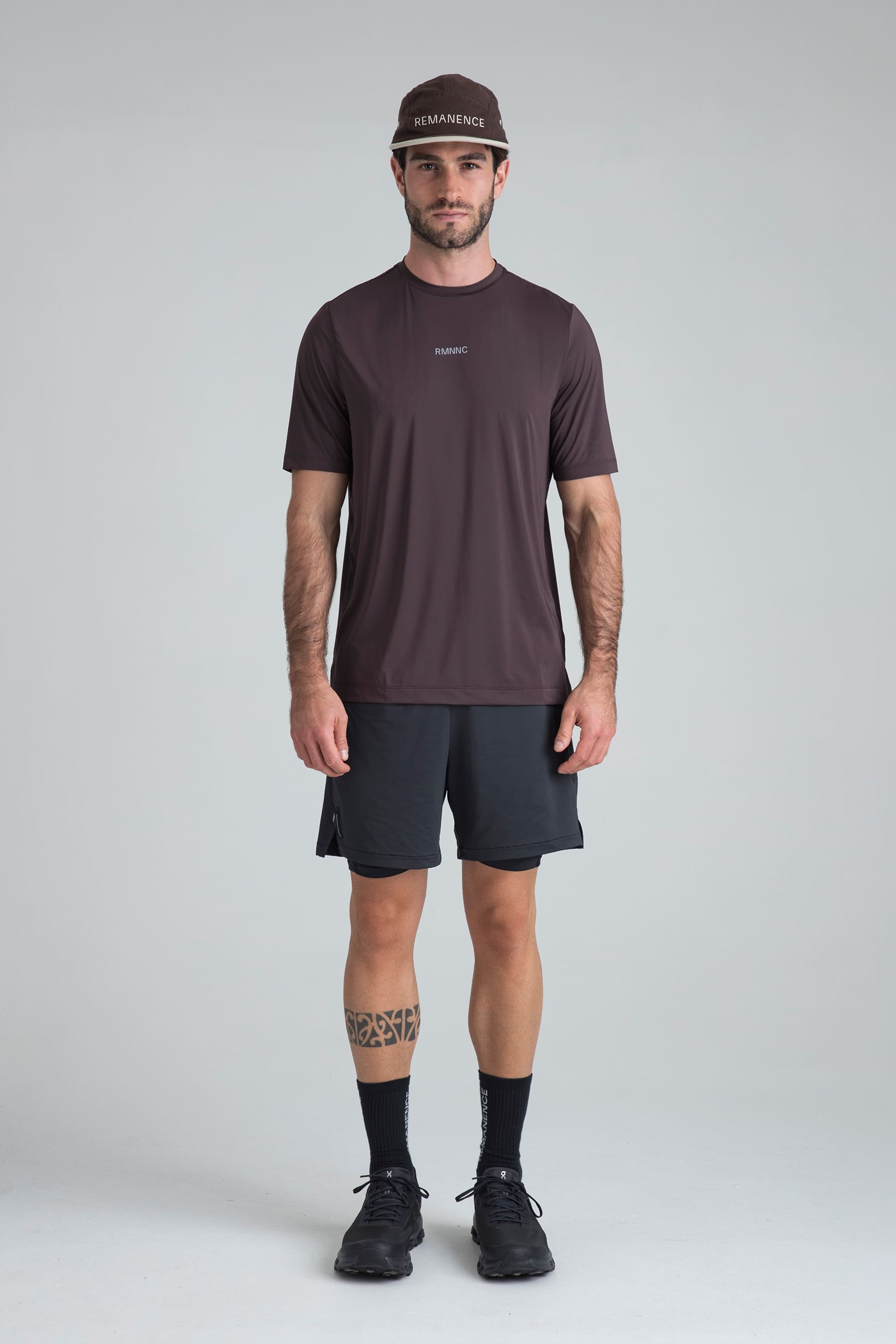 Camiseta deportiva café para hombrey shorts negros remanence