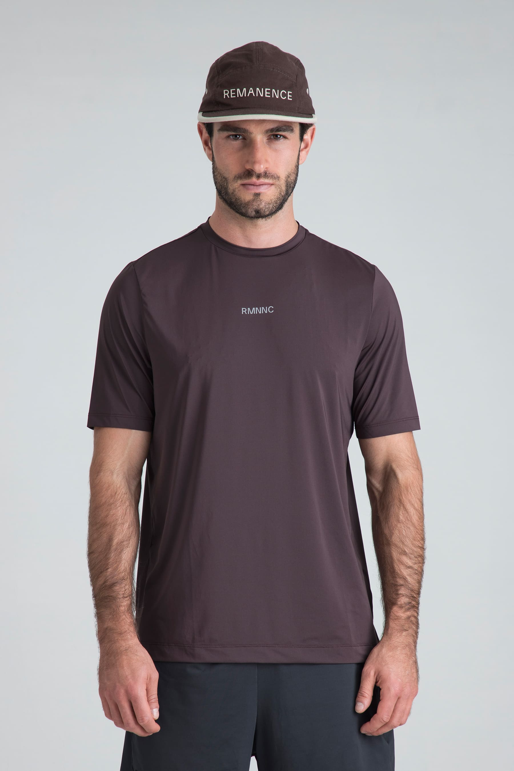 Camiseta deportiva café para hombre semifitted vista frontal