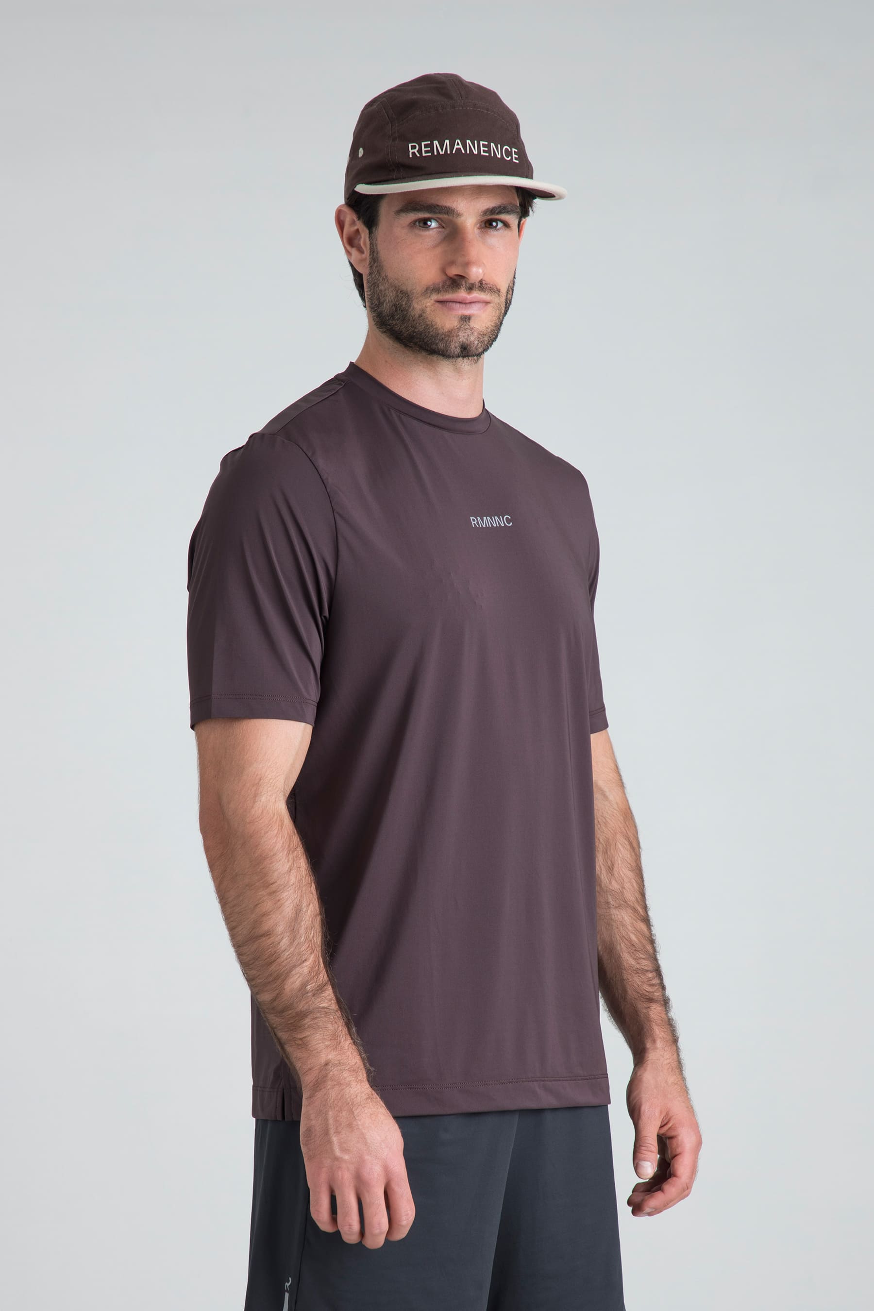 Camiseta deportiva café para hombre semifitted vista lateral