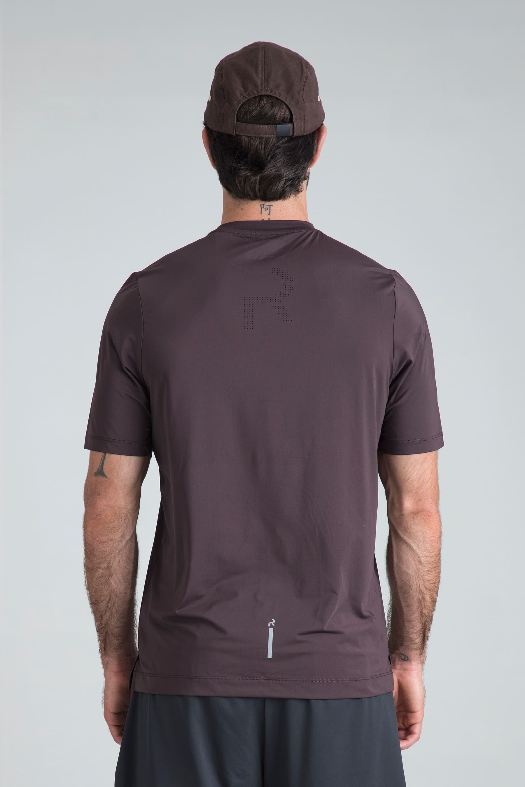 Camiseta deportiva café para hombre semifitted vista posterior