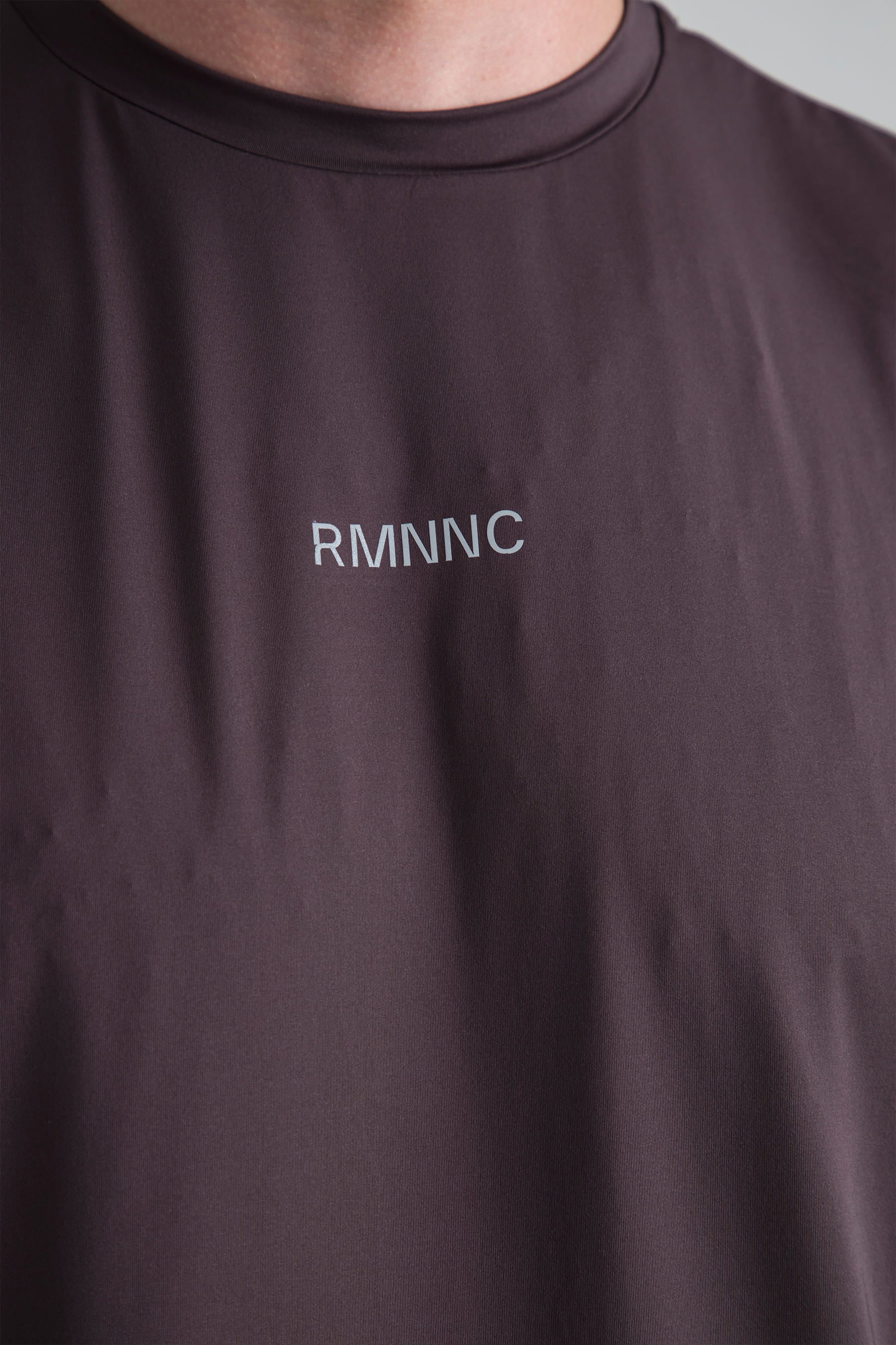 Camiseta deportiva café para hombre Wave detalle de logo en pecho