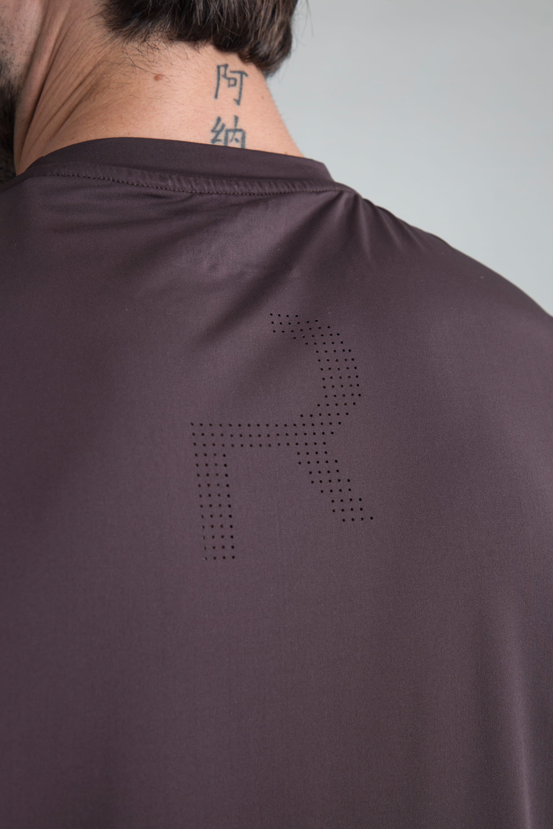 Camiseta deportiva café para hombre Wave detalle de logo perforado