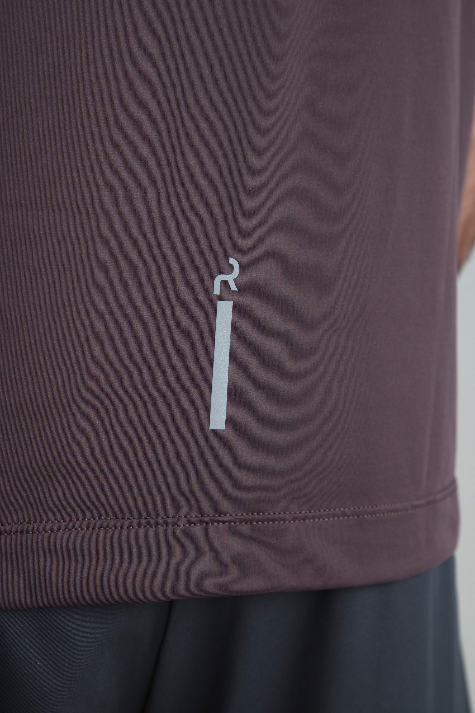 Camiseta deportiva café para hombre Wave detalle reflectivo posterior