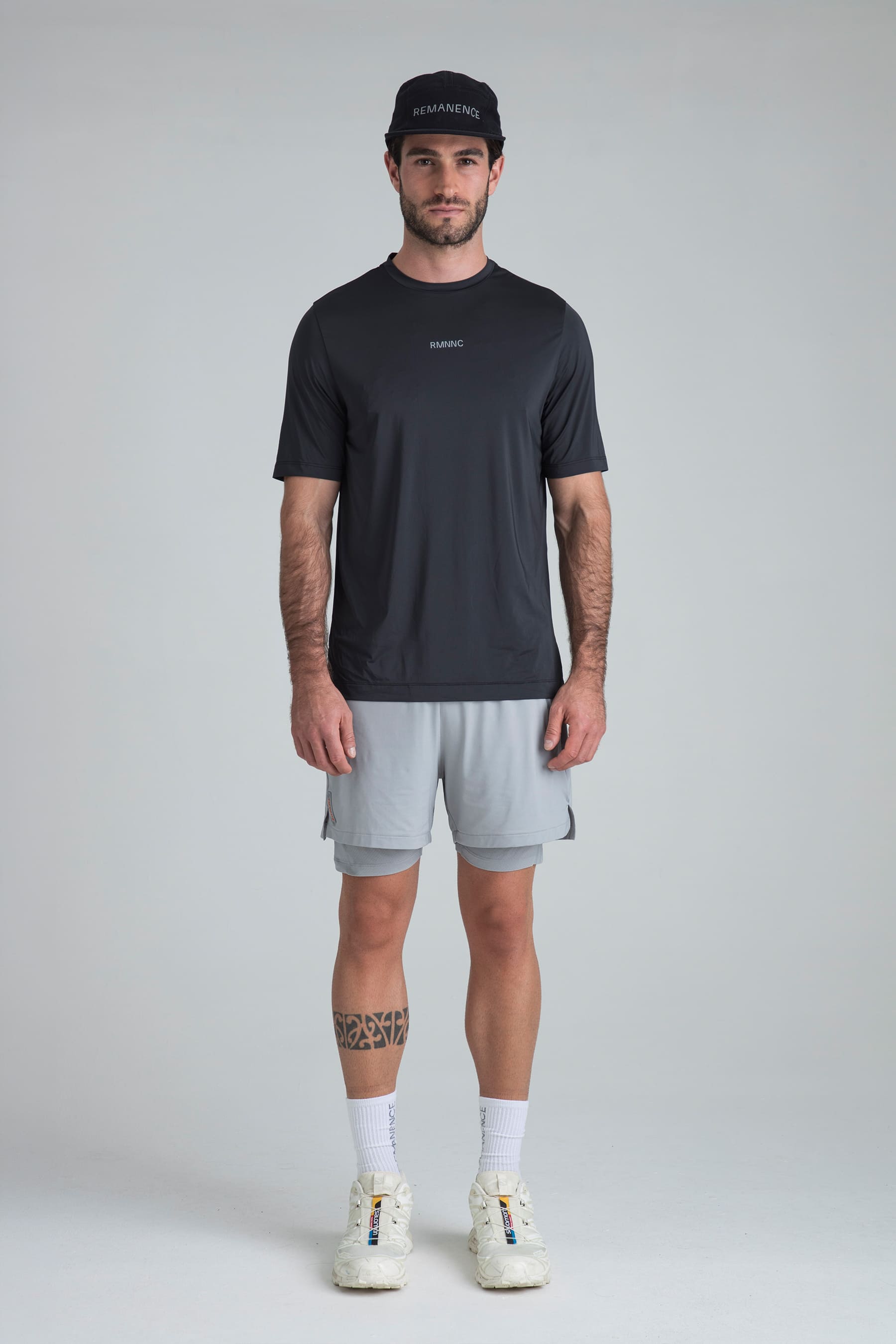 Camiseta deportiva negra para hombre y short gris remanence