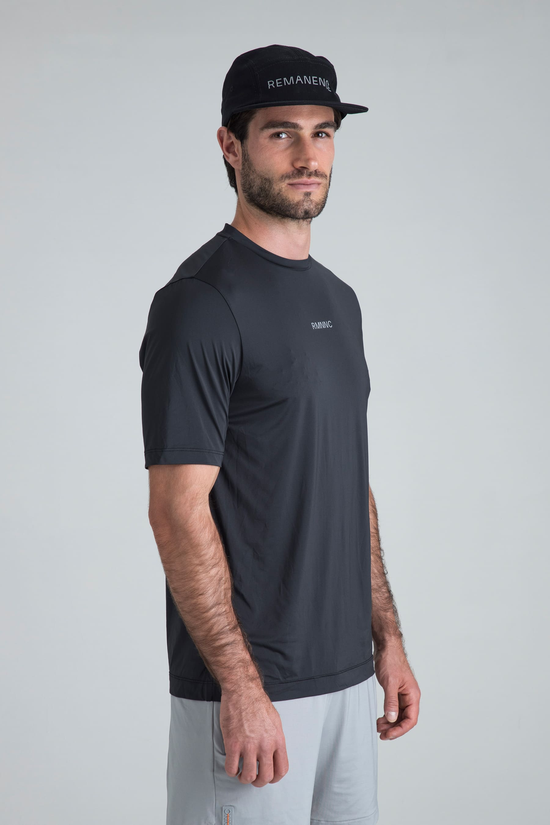 Camiseta deportiva negra para hombre semifitted vista lateral