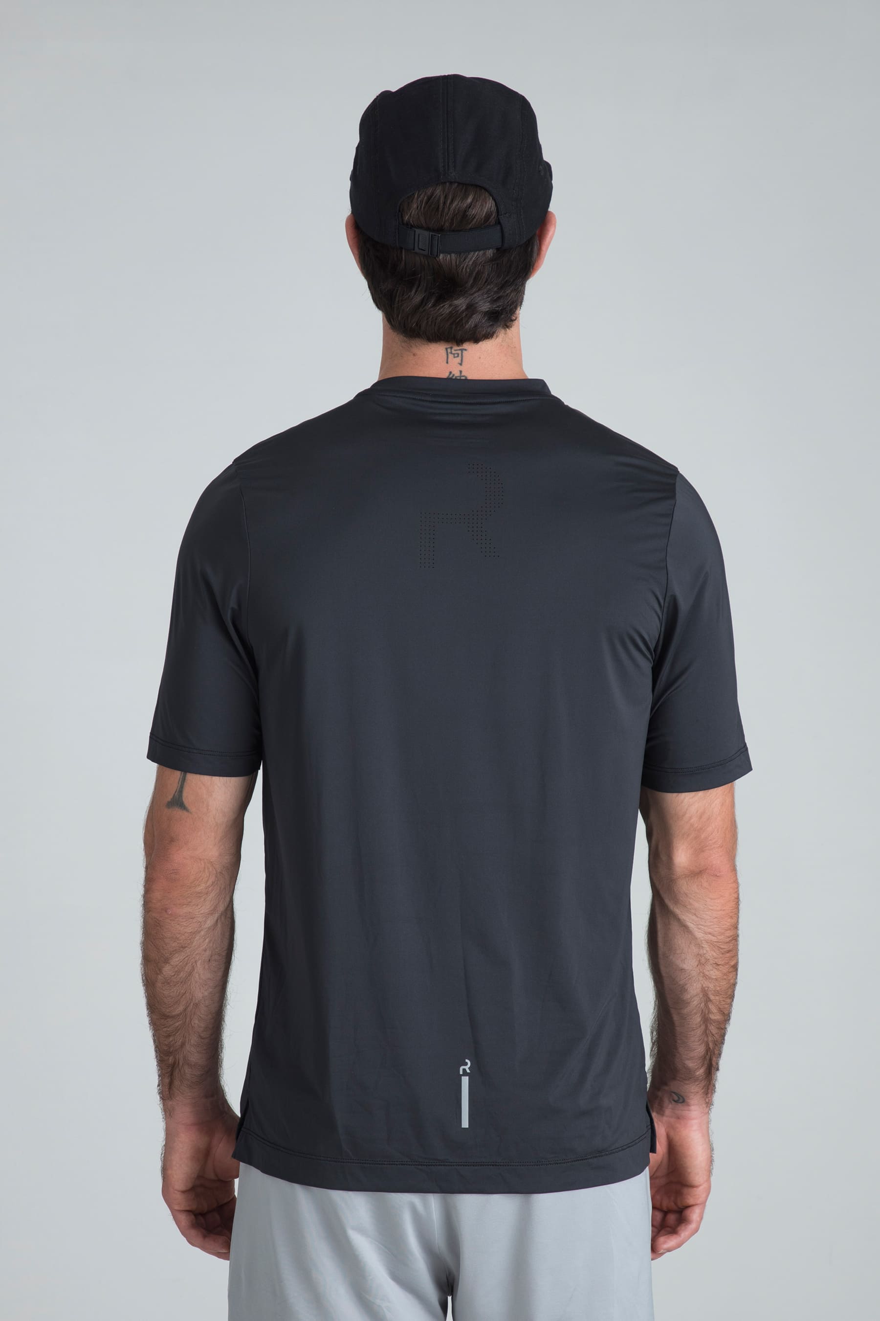 Camiseta deportiva negra para hombre semifitted vista posterior