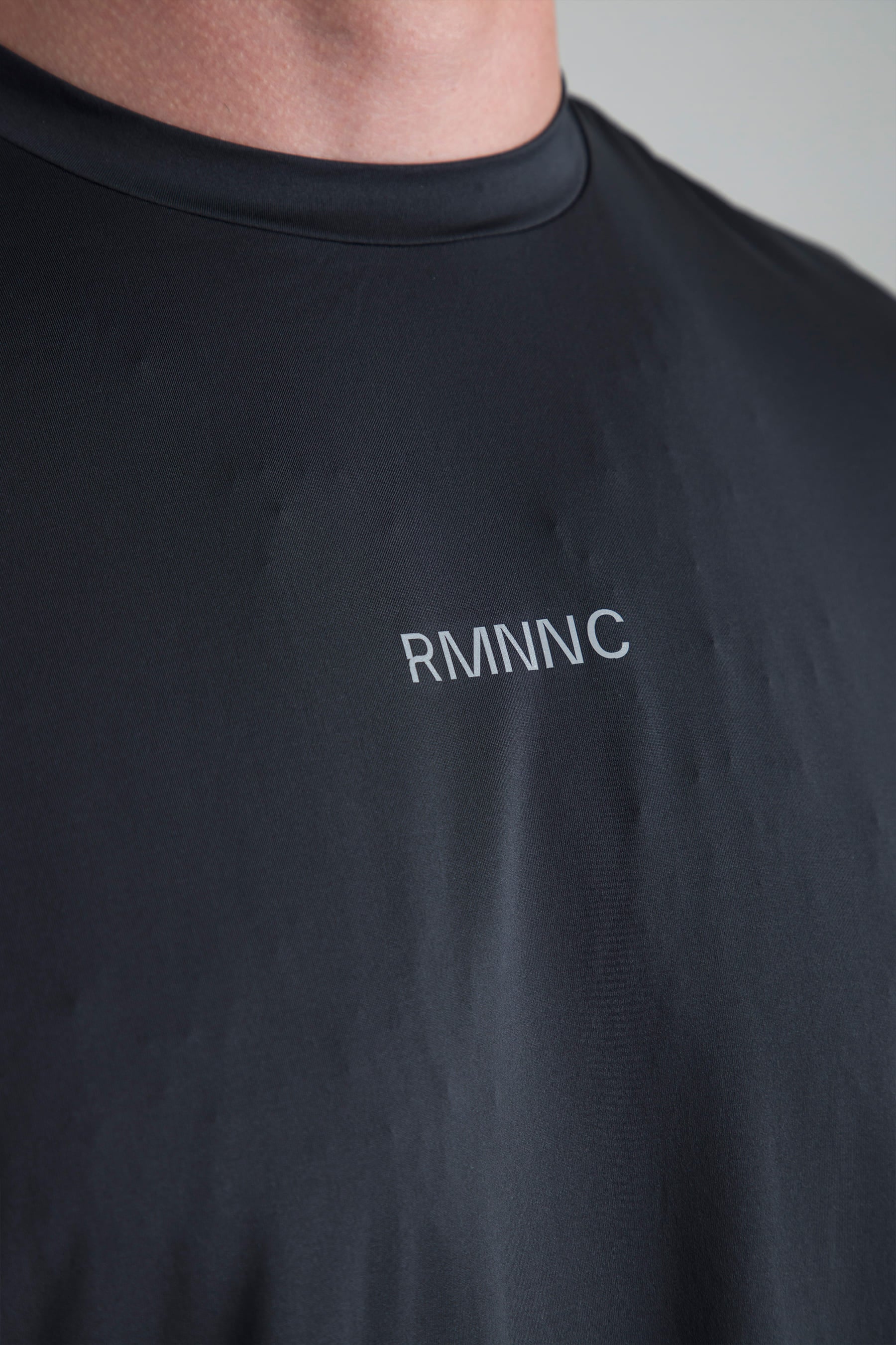 Camiseta deportiva negra para hombre Wave detalle de logo en pecho