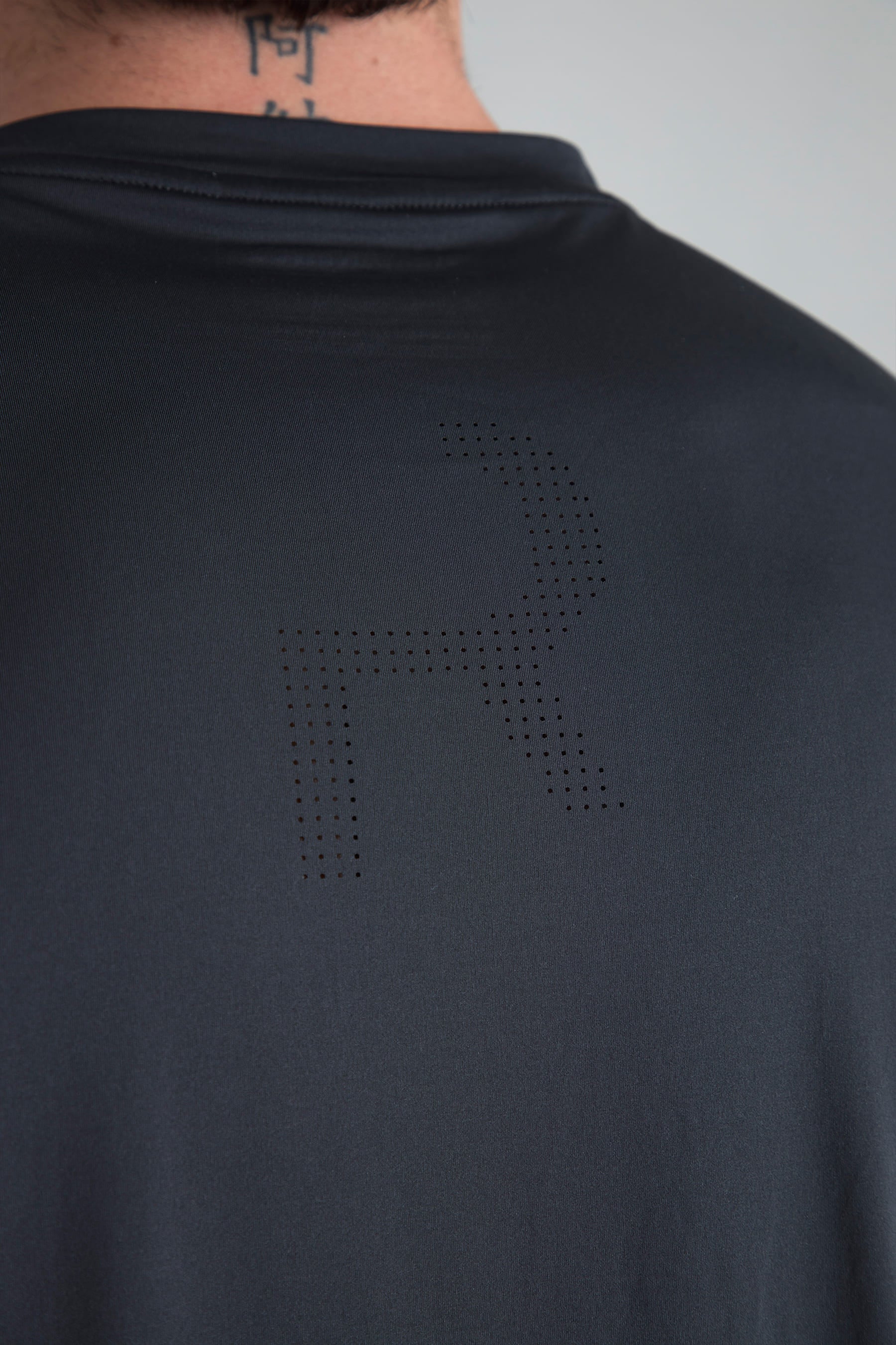 Camiseta deportiva negra para hombre Wave detalle de logo perforado