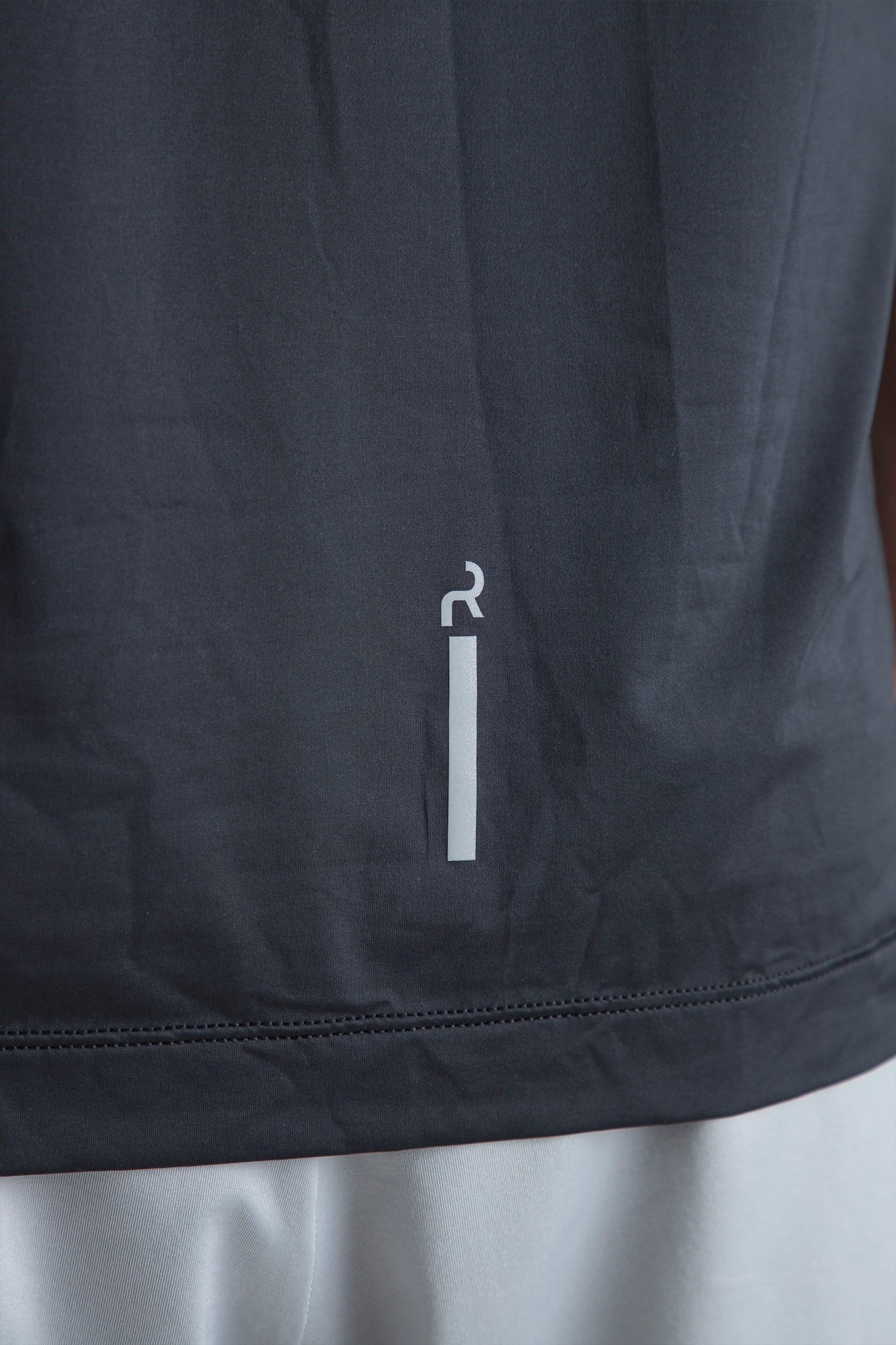 Camiseta deportiva negra para hombre Wave detalle reflectivo posterior