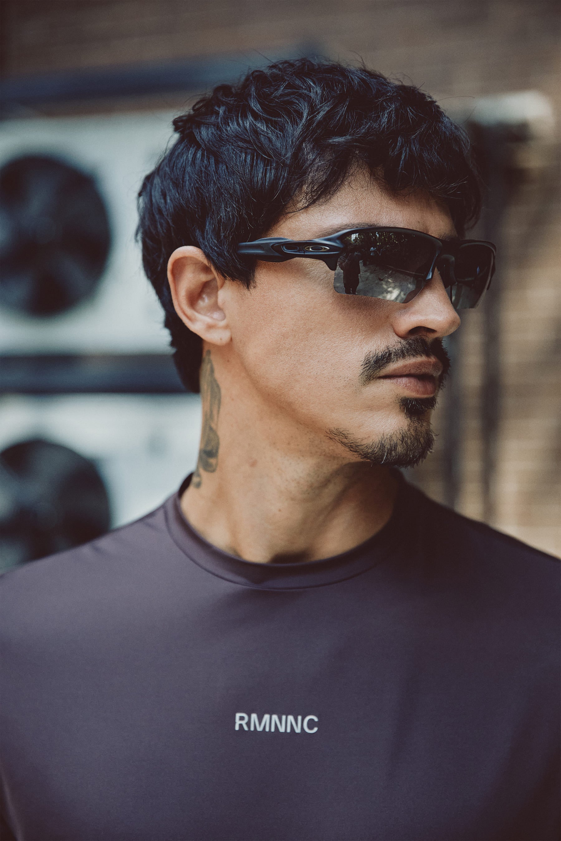 Camiseta deportiva café para hombre Wave semifitted detalle de logo en pecho