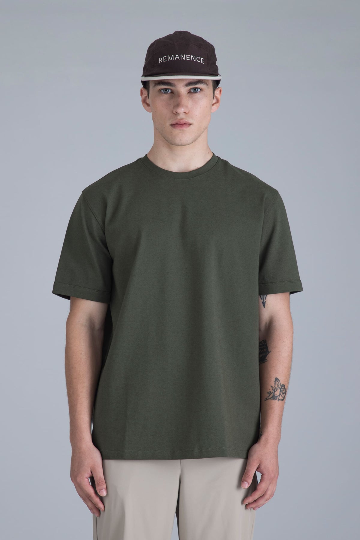 Camiseta verde army para hombre fit relajado Ventra frontal en modelo