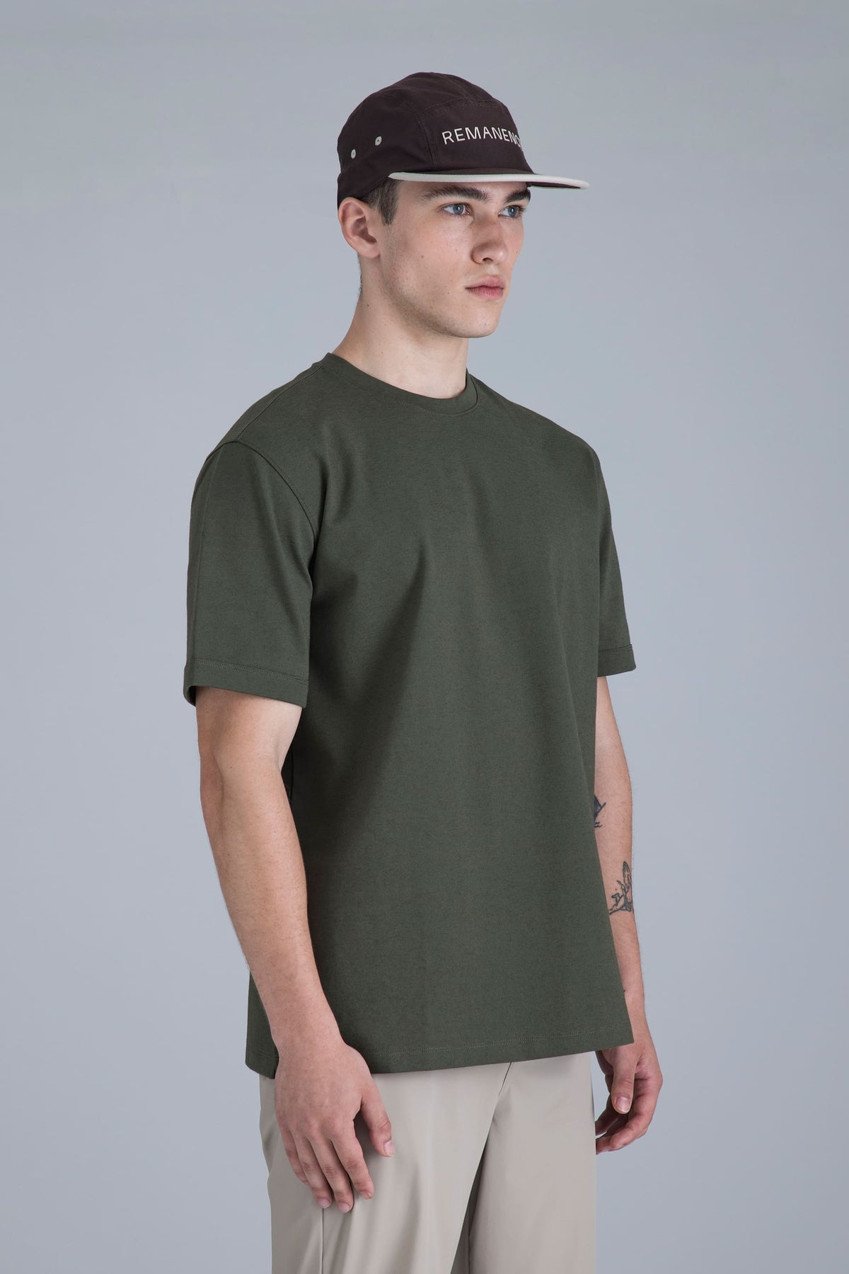 Camiseta verde army para hombre fit relajado Ventra vista tres cuartos en modelo