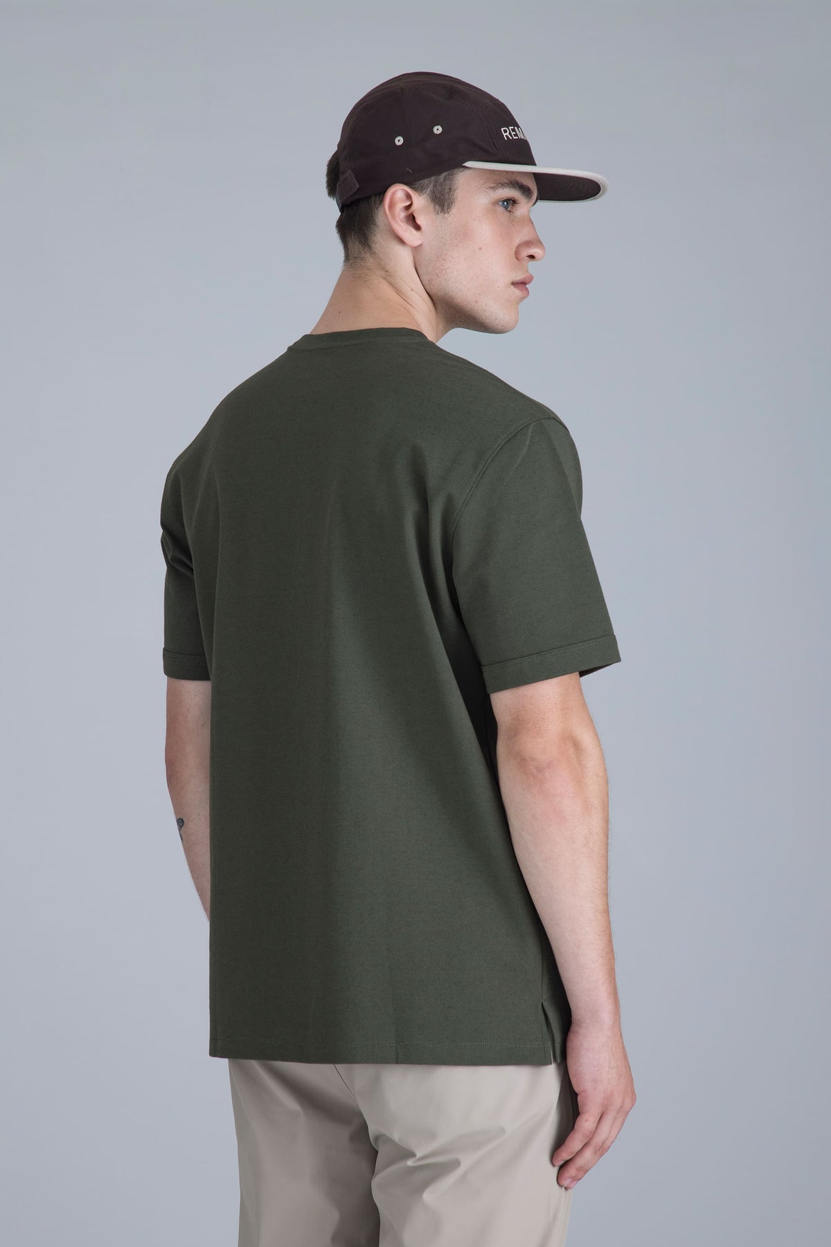 Camiseta verde army para hombre fit relajado Ventra vista posterior en modelo