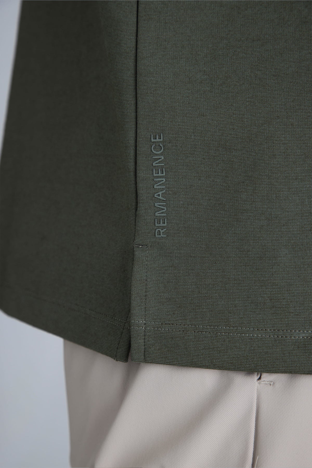 Camiseta verde army para hombre fit relajado Ventra detalle de logo tono sobre tono