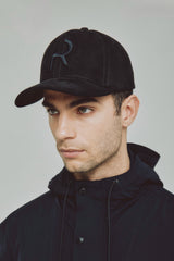 Gorra negra hombre con visera curva y logo en relieve, estilo minimalista ideal para uso urbano casual