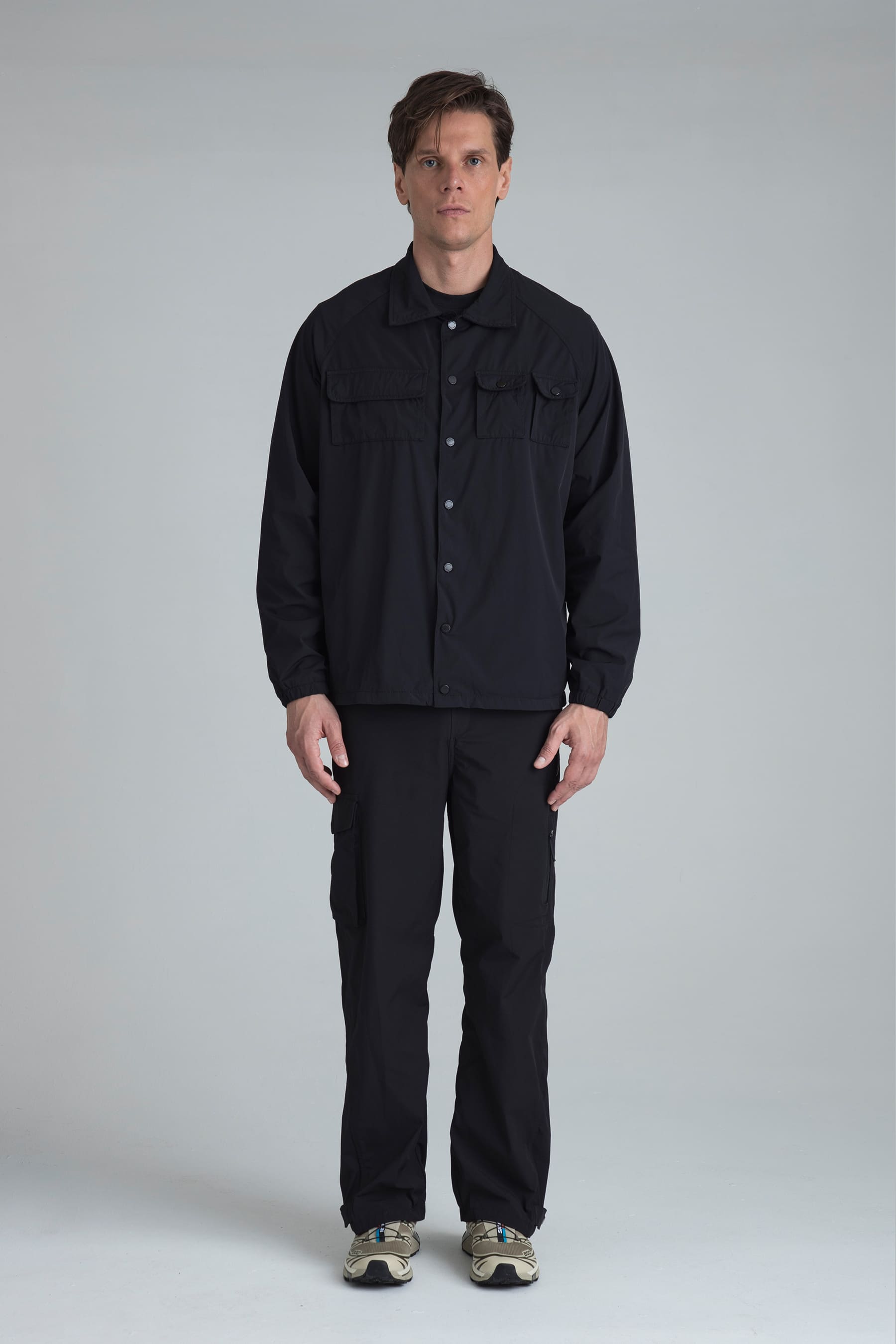 Chaqueta negra para hombre Halo tipo camisa look completo