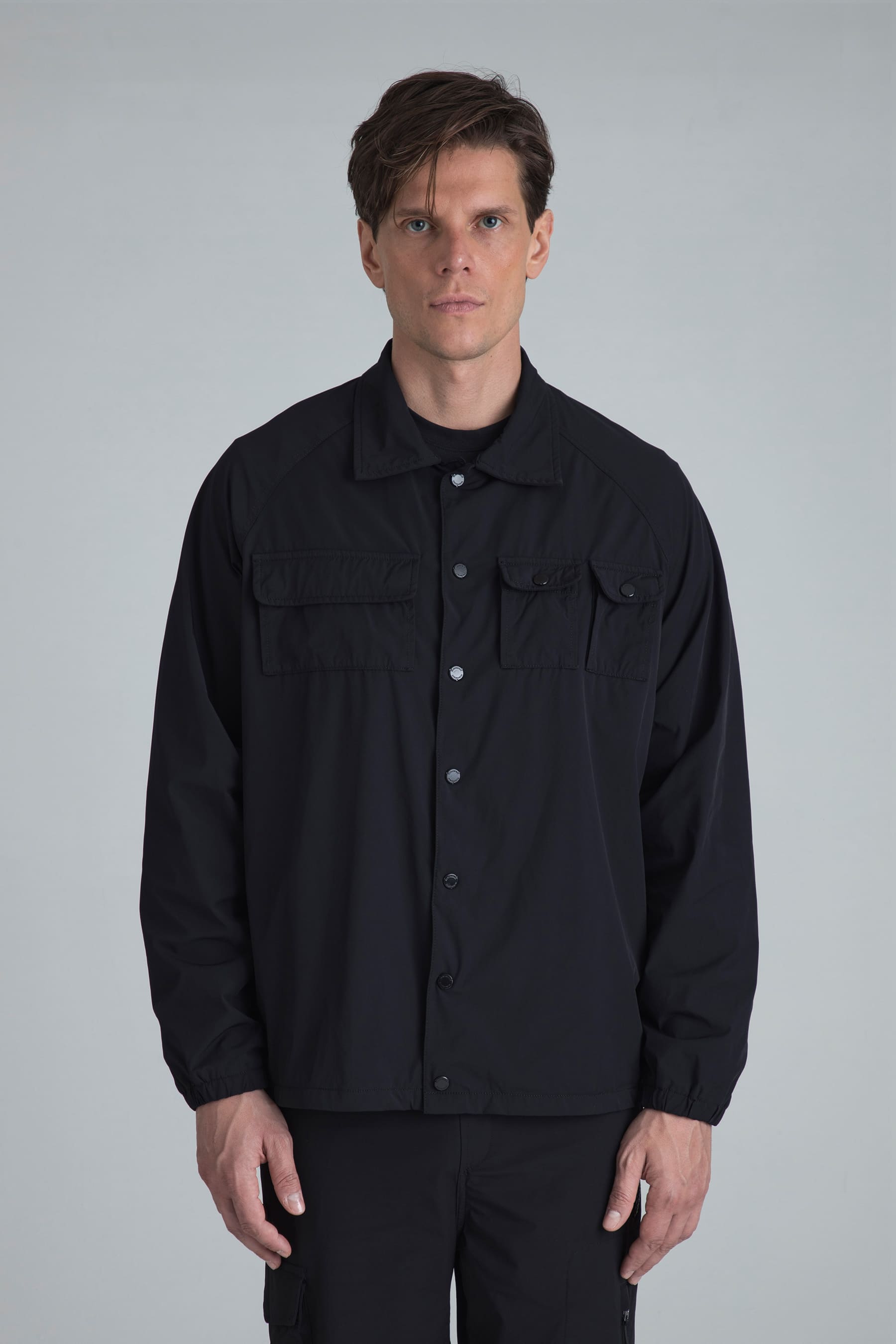 Chaqueta negra para hombre Halo tipo camisa en modelo