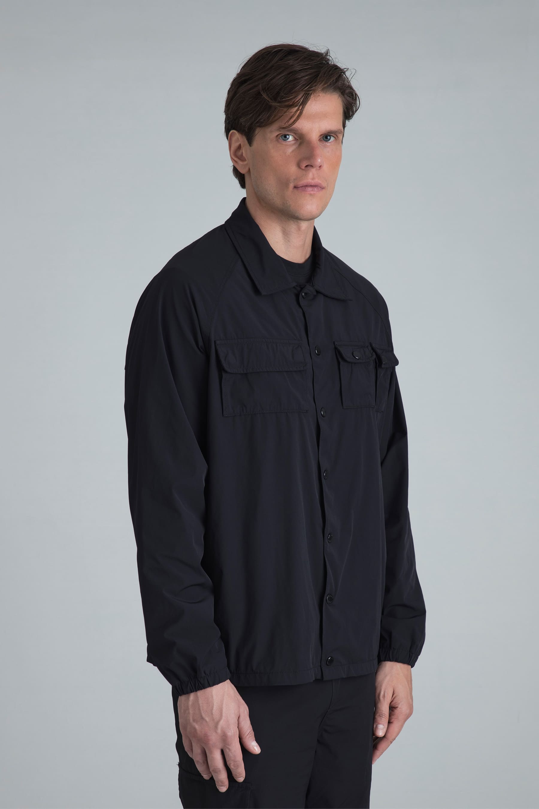 Chaqueta negra para hombre Halo tipo camisa vista lateral