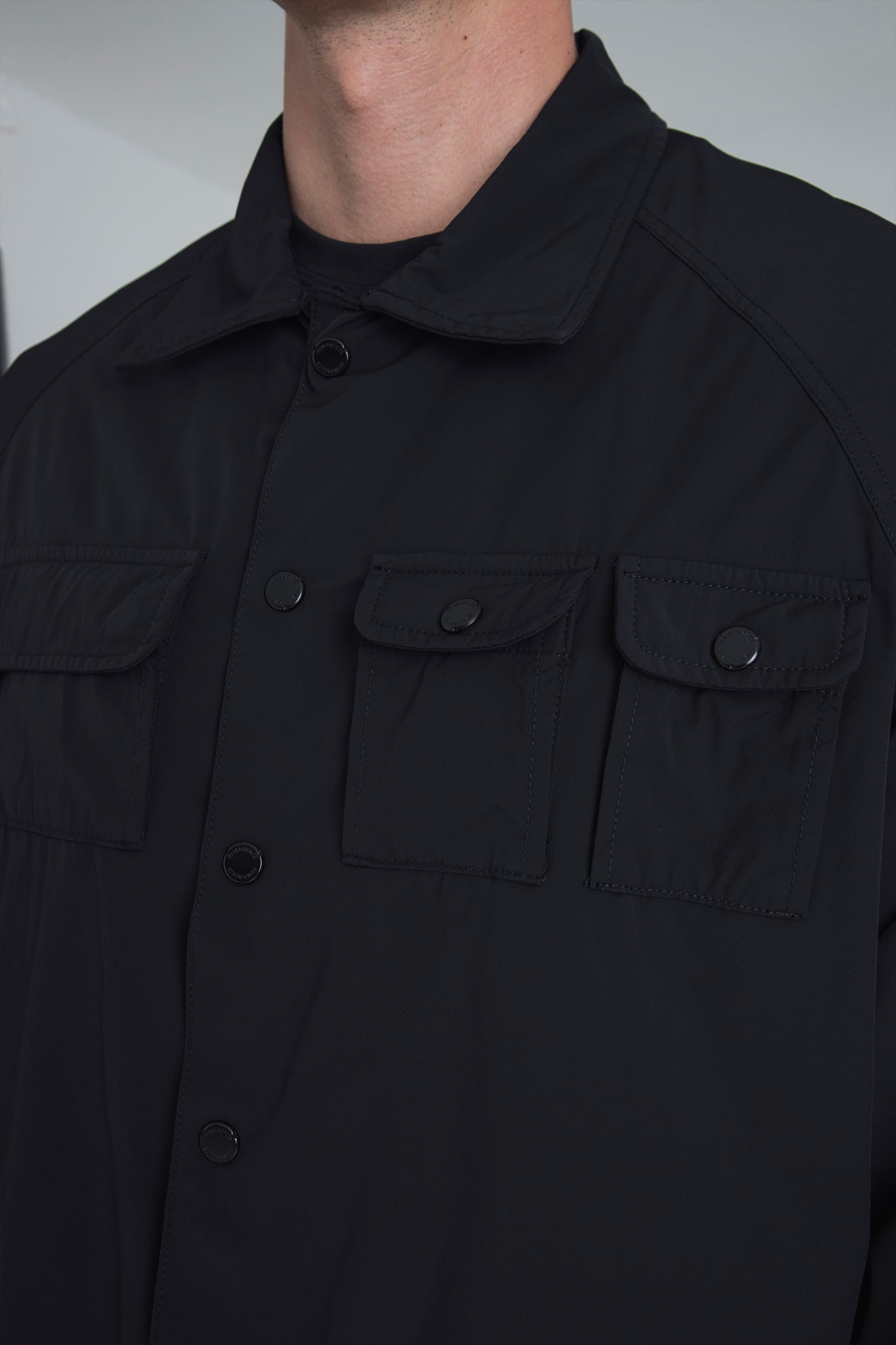 Chaqueta negra para hombre Halo tipo camisa detalle de bolsillos