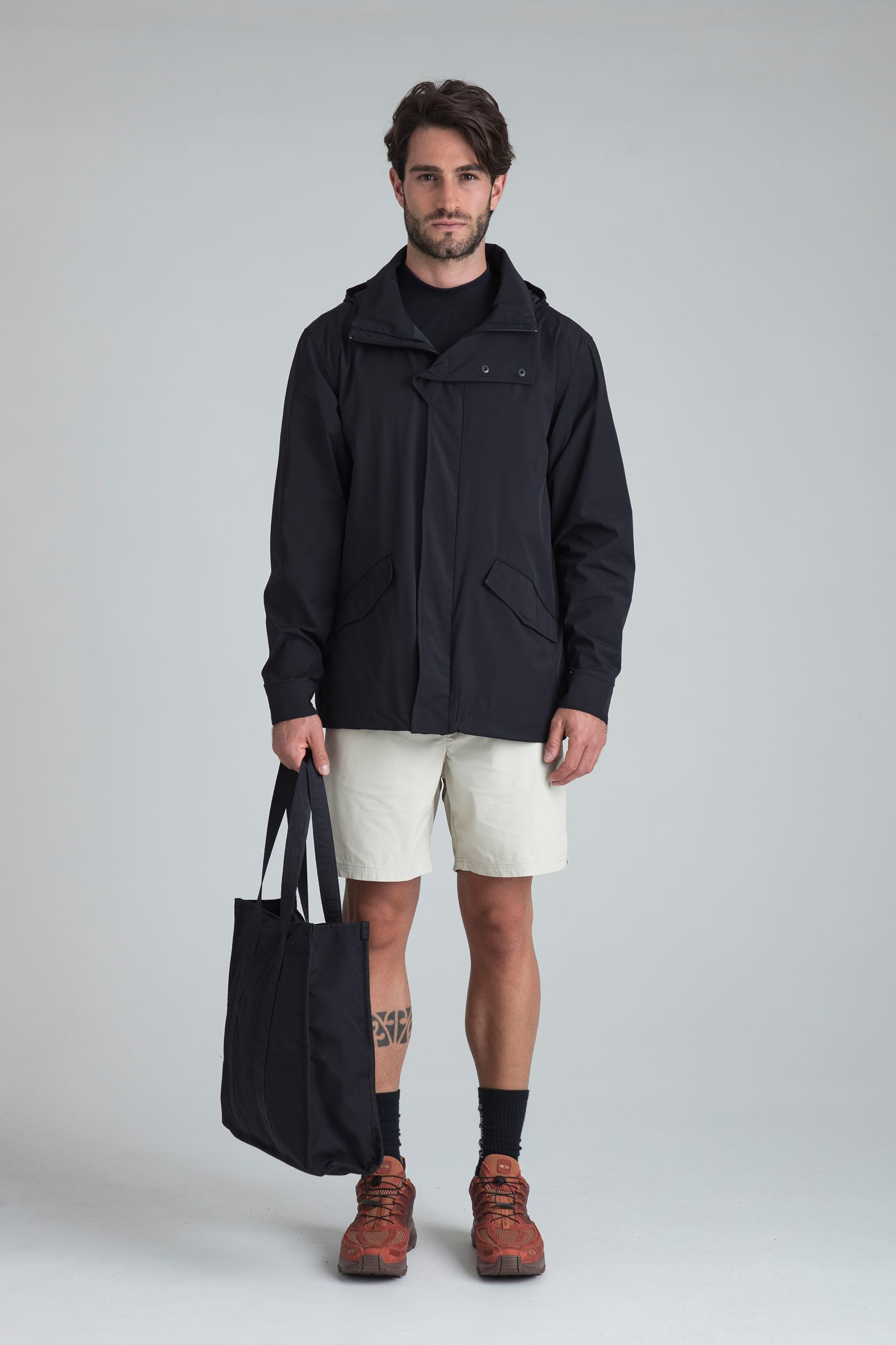 Chaqueta negra para hombre con capucha, diseño moderno y resistente para exteriores